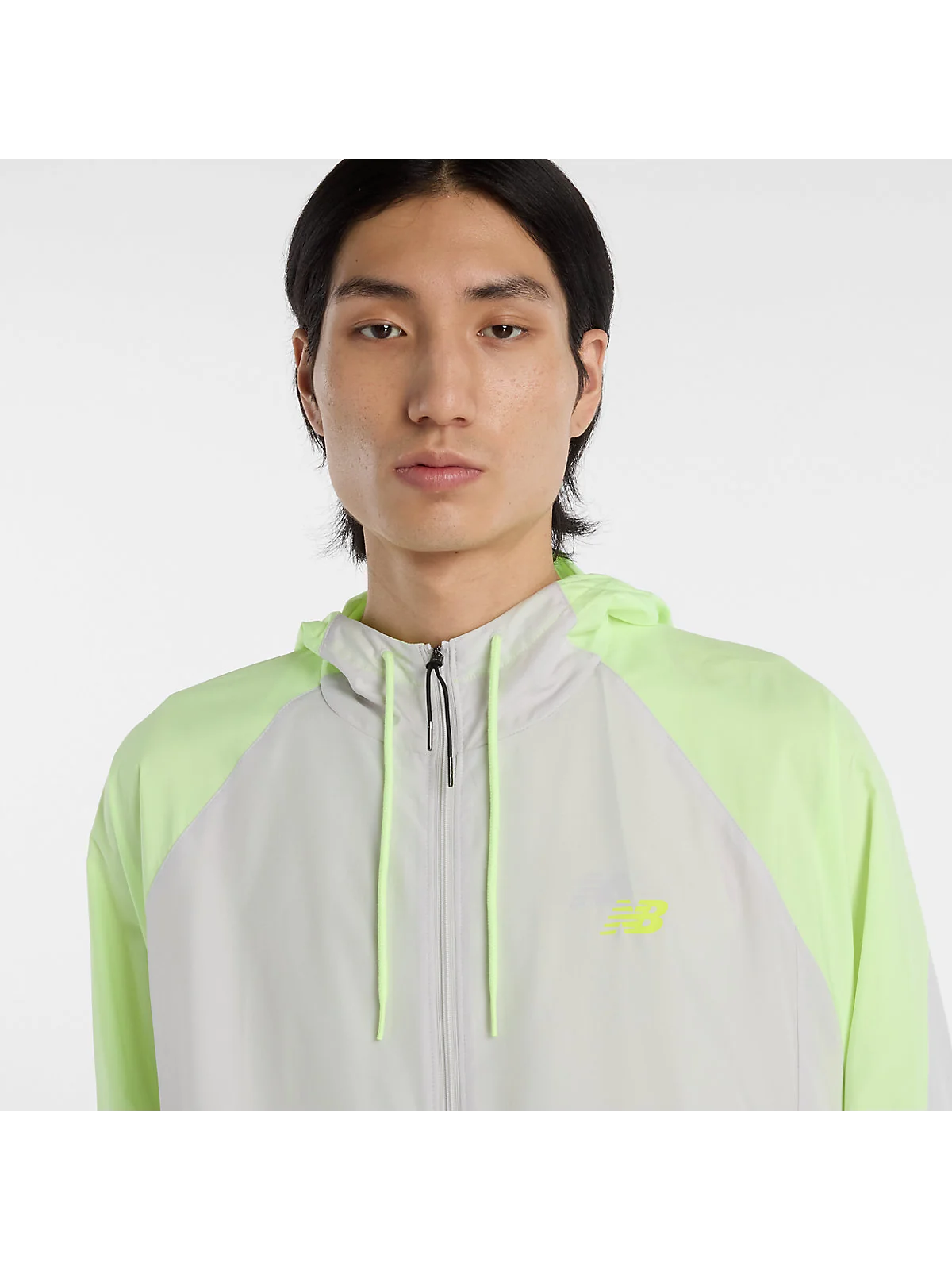 Серая куртка New Balance с цветными панелями, вид сзади