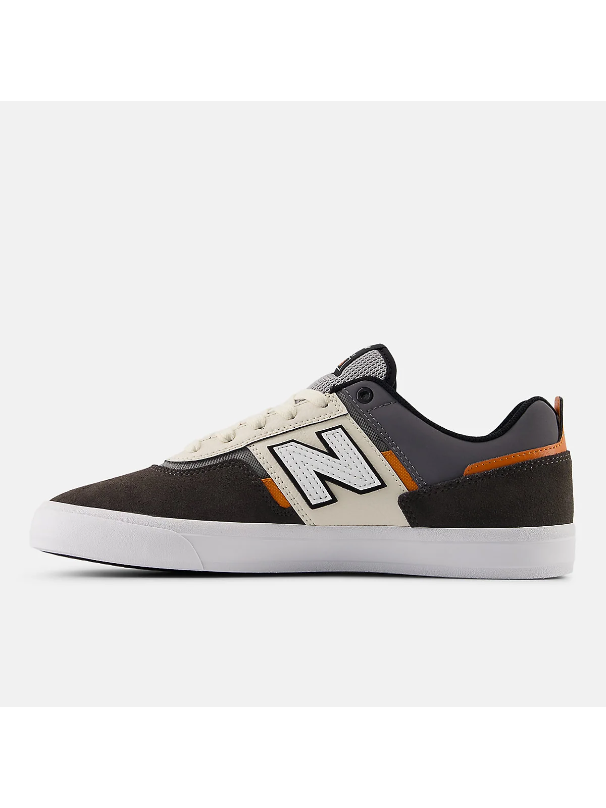 Спинка чёрных кроссовок New Balance Numeric 306, вид сзади и сбоку.