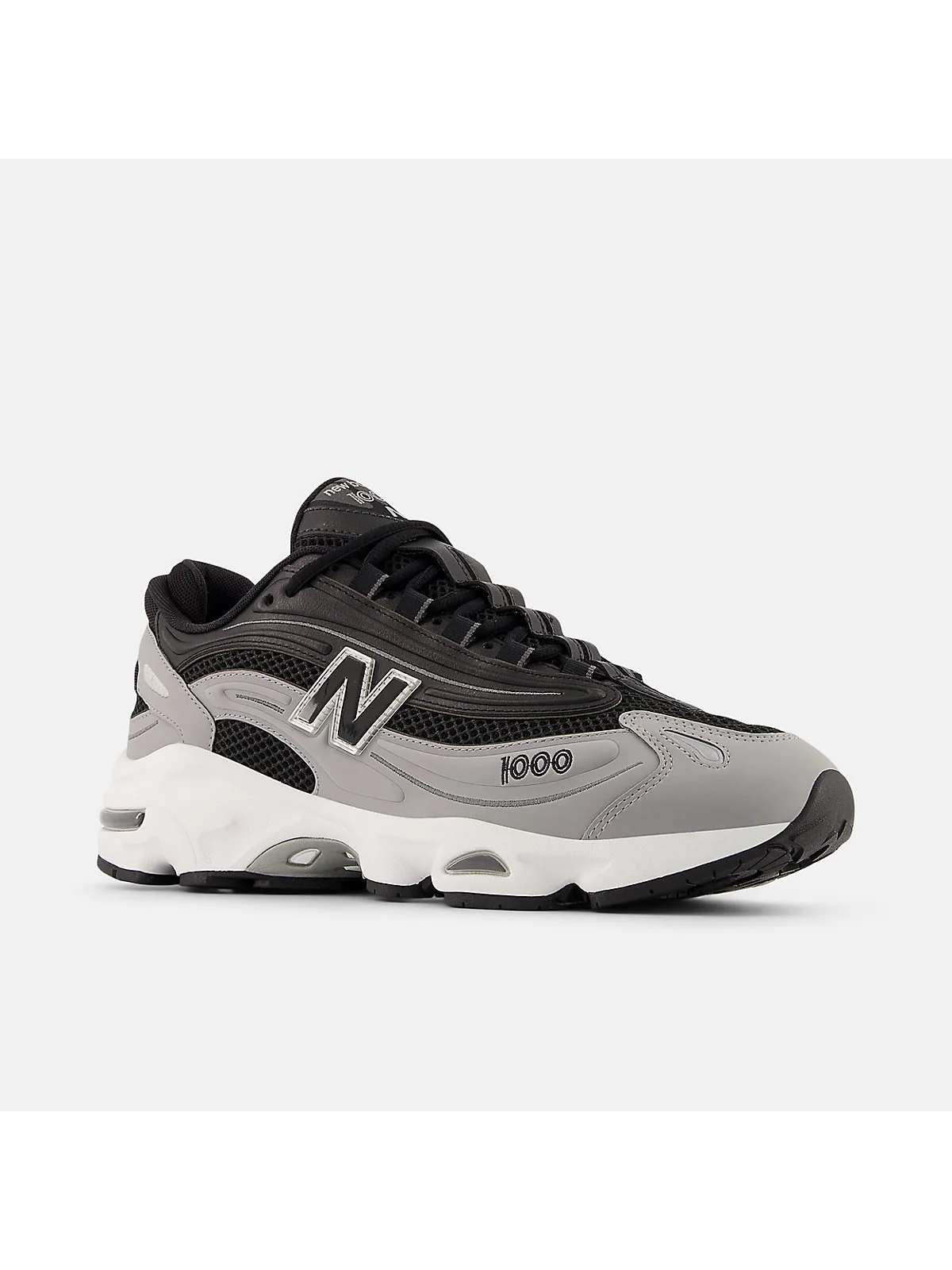 Чёрные кроссовки New Balance 1000, вид с пяточной части, обе туфли.