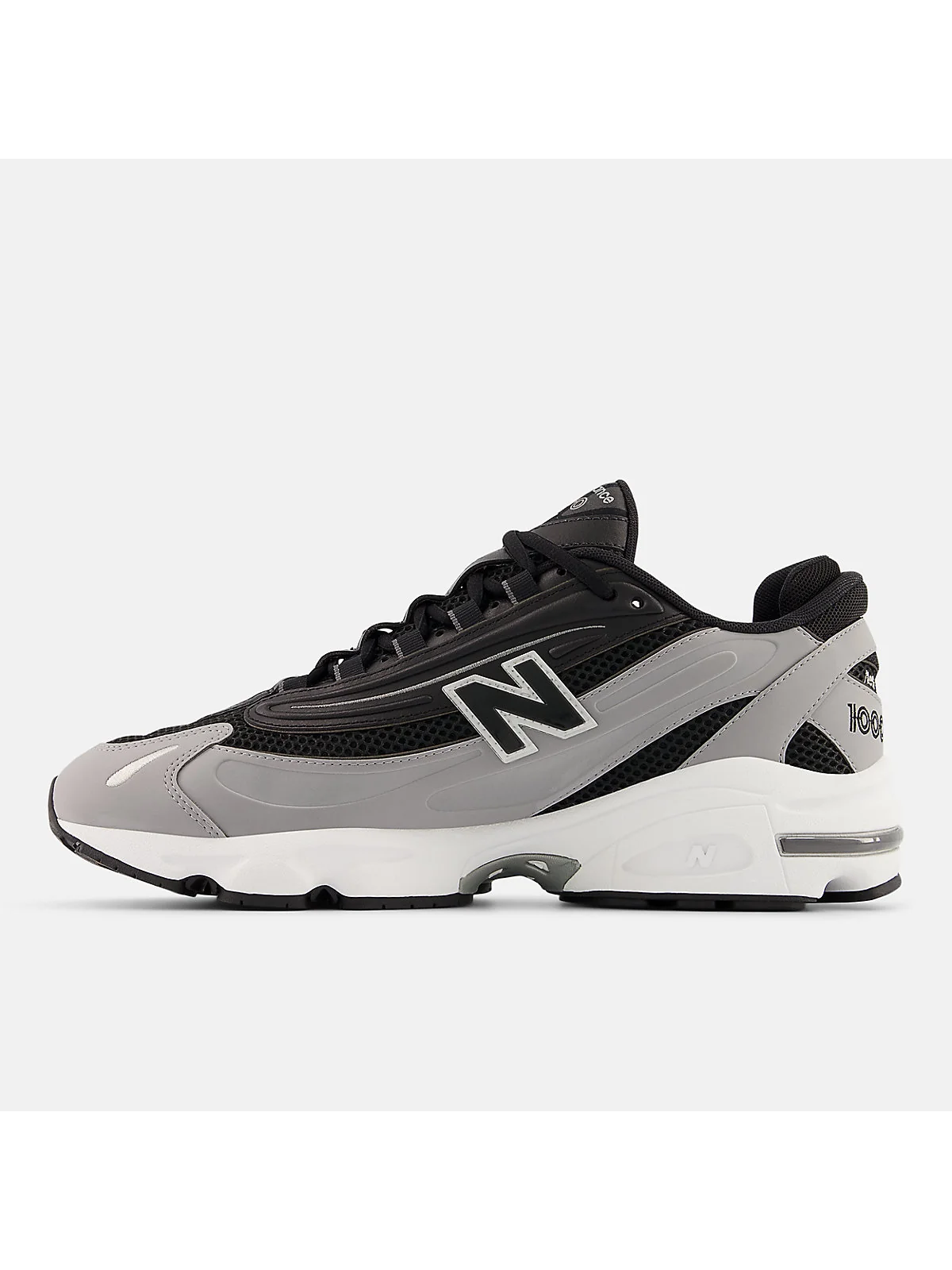 Спинка чёрных кроссовок New Balance 1000, вид сзади и сбоку.
