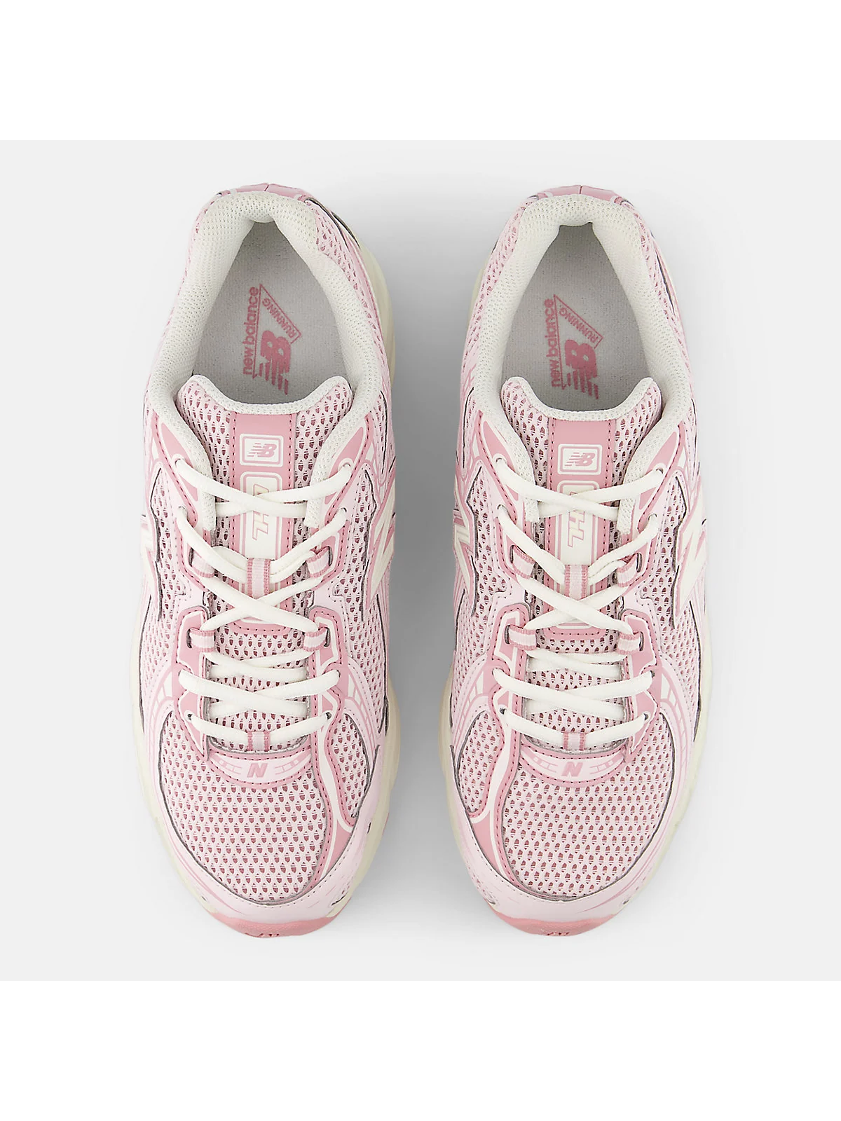 Подошва розовых кроссовок New Balance 740, вид снизу.