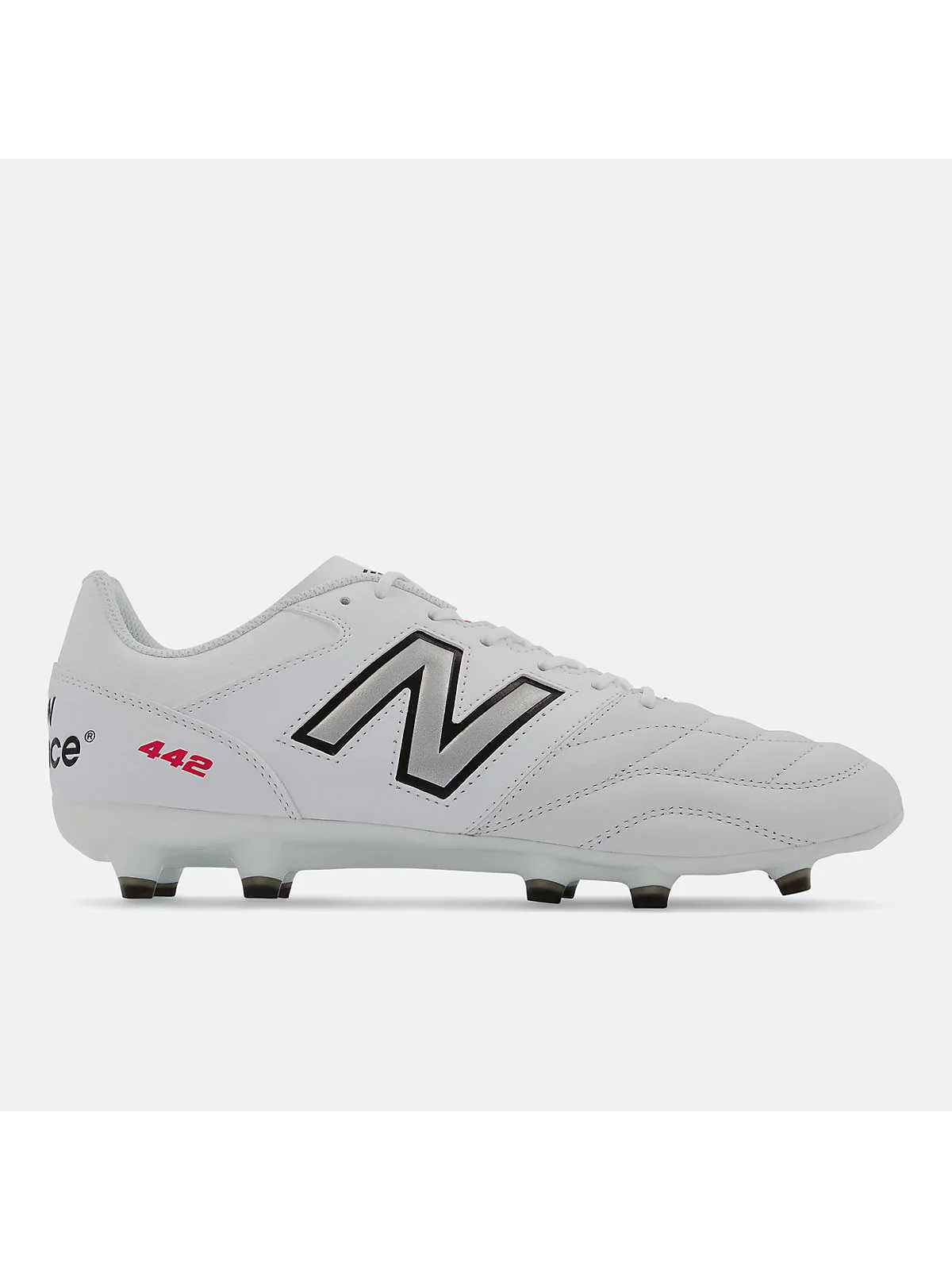 Чёрные футбольные бутсы New Balance 442 V2 Team FG с красными шипами, вид сбоку