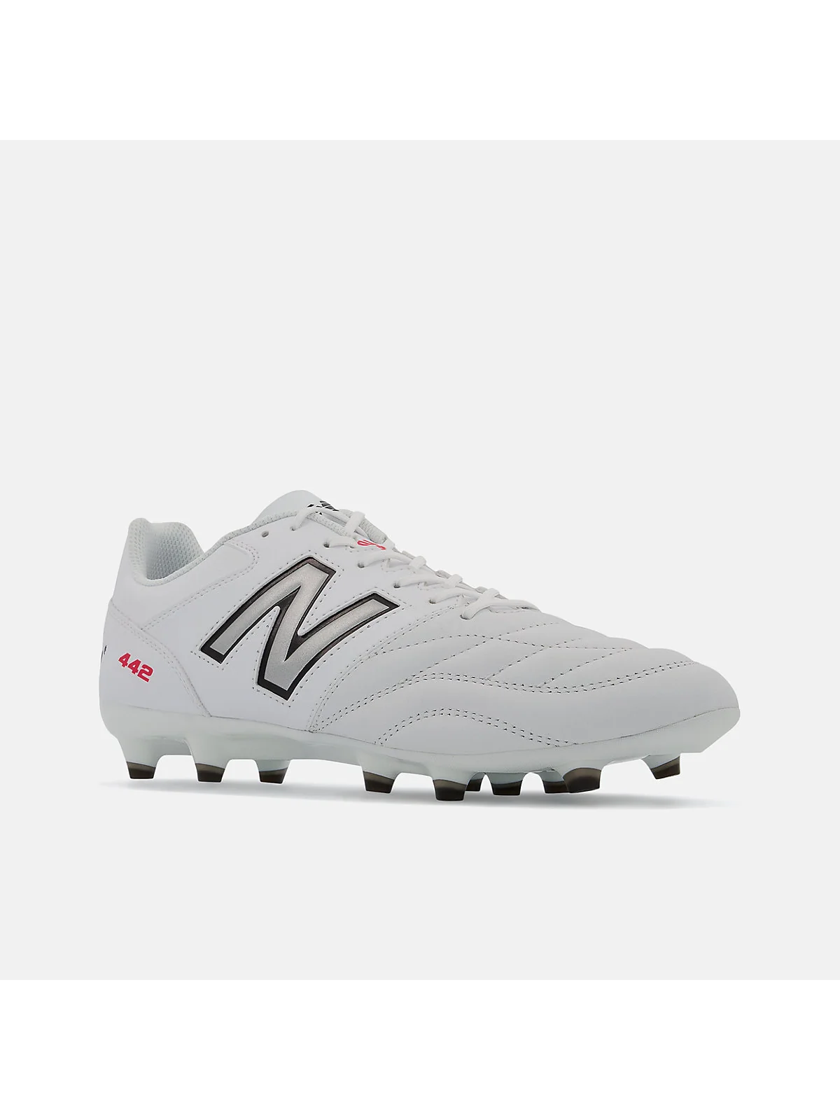 Чёрные футбольные бутсы New Balance 442 V2, вид подошвы с красными шипами