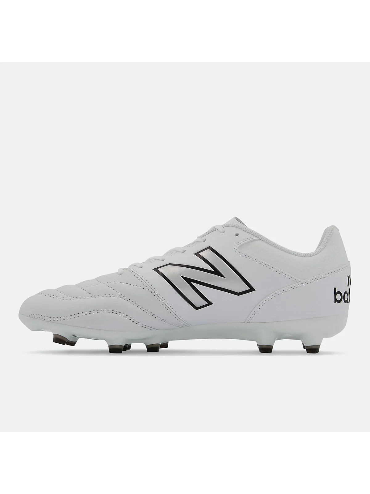 Чёрные футбольные бутсы New Balance 442 V2 с рядами красных шипов, вид сбоку