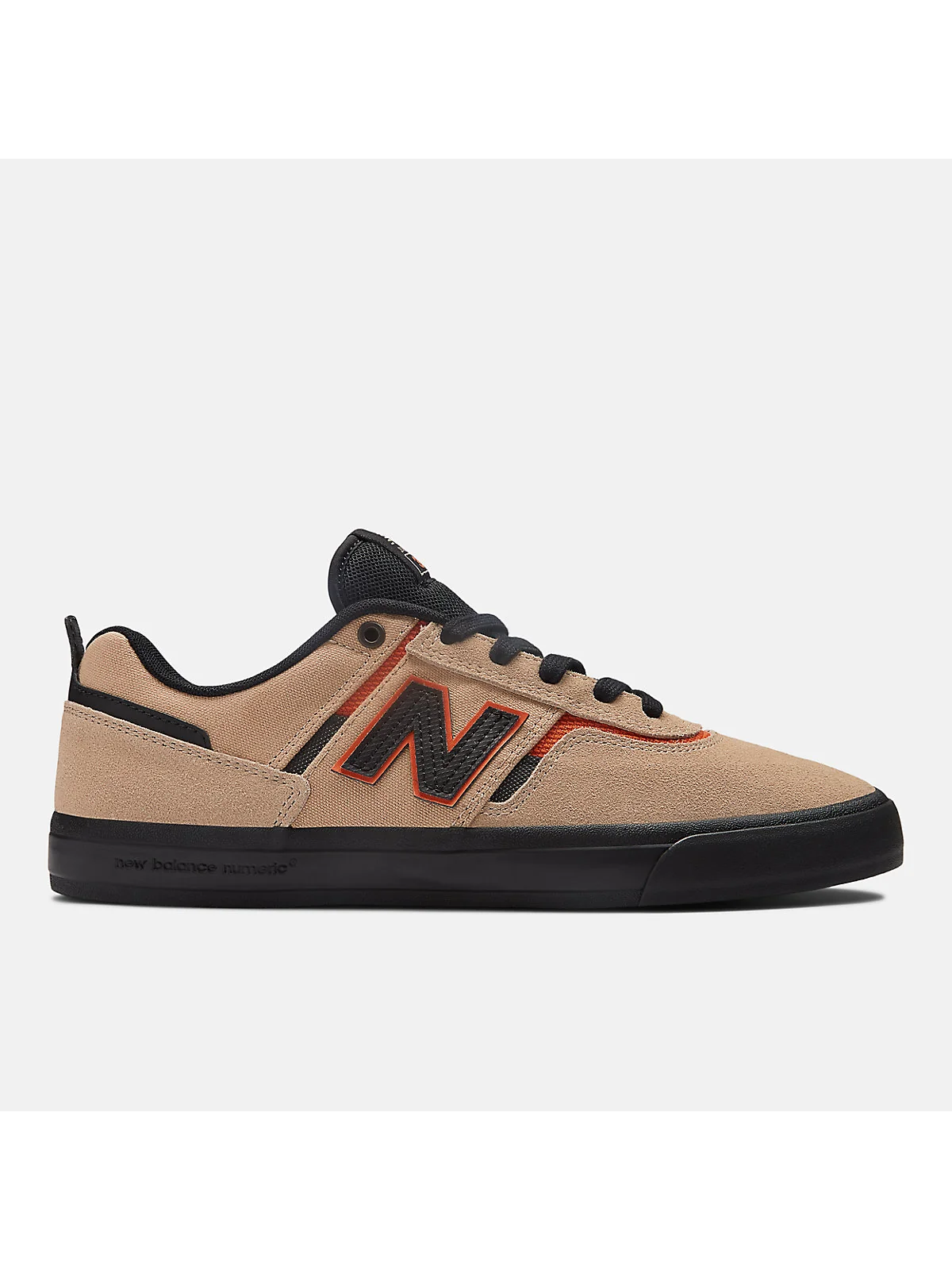 Молочно-белые скейт-кроссовки New Balance Numeric 306 с чёрным логотипом, вид сбоку