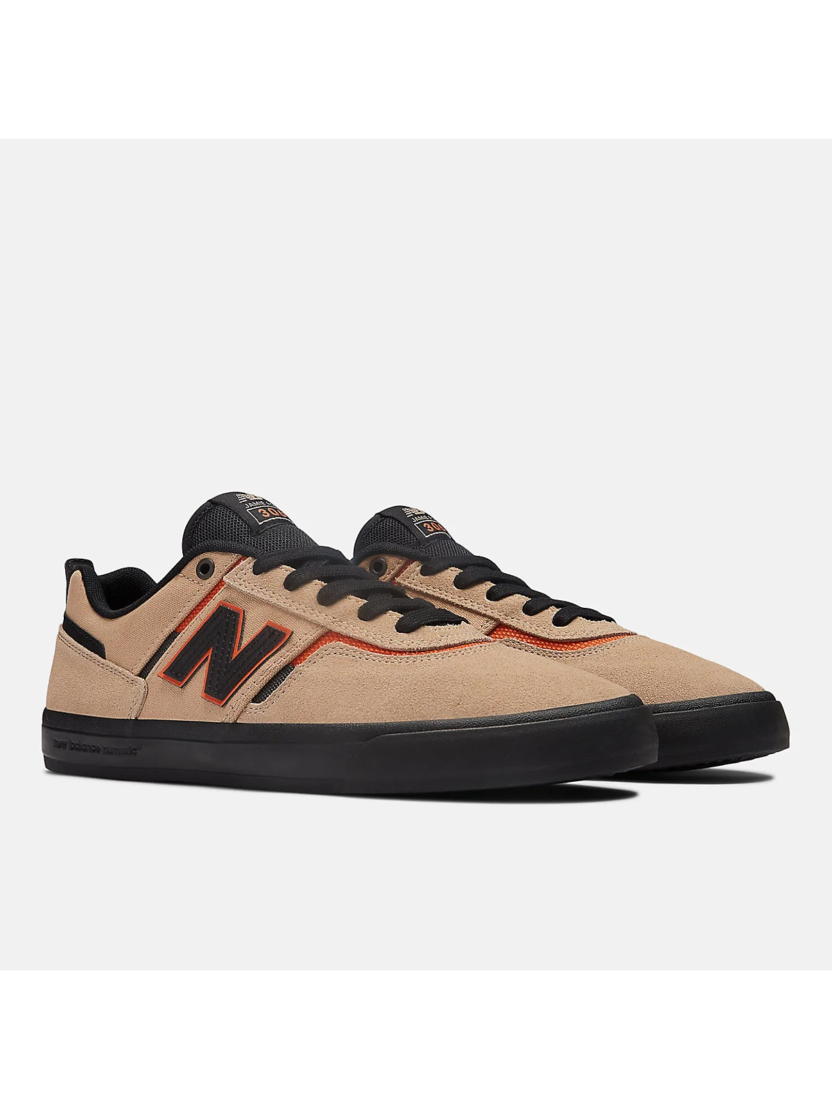 Молочно-белые скейт-кроссовки New Balance 306, вид спереди пары на белом фоне