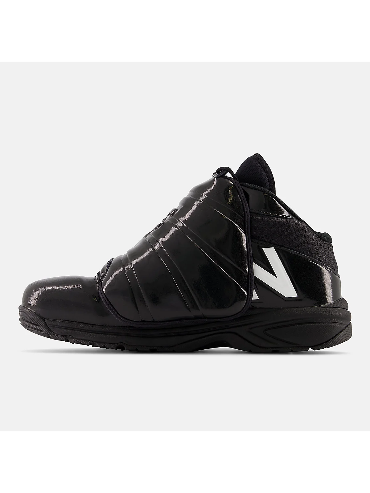 Внутренняя часть высокого кроссовка New Balance 460v3 с красной стелькой