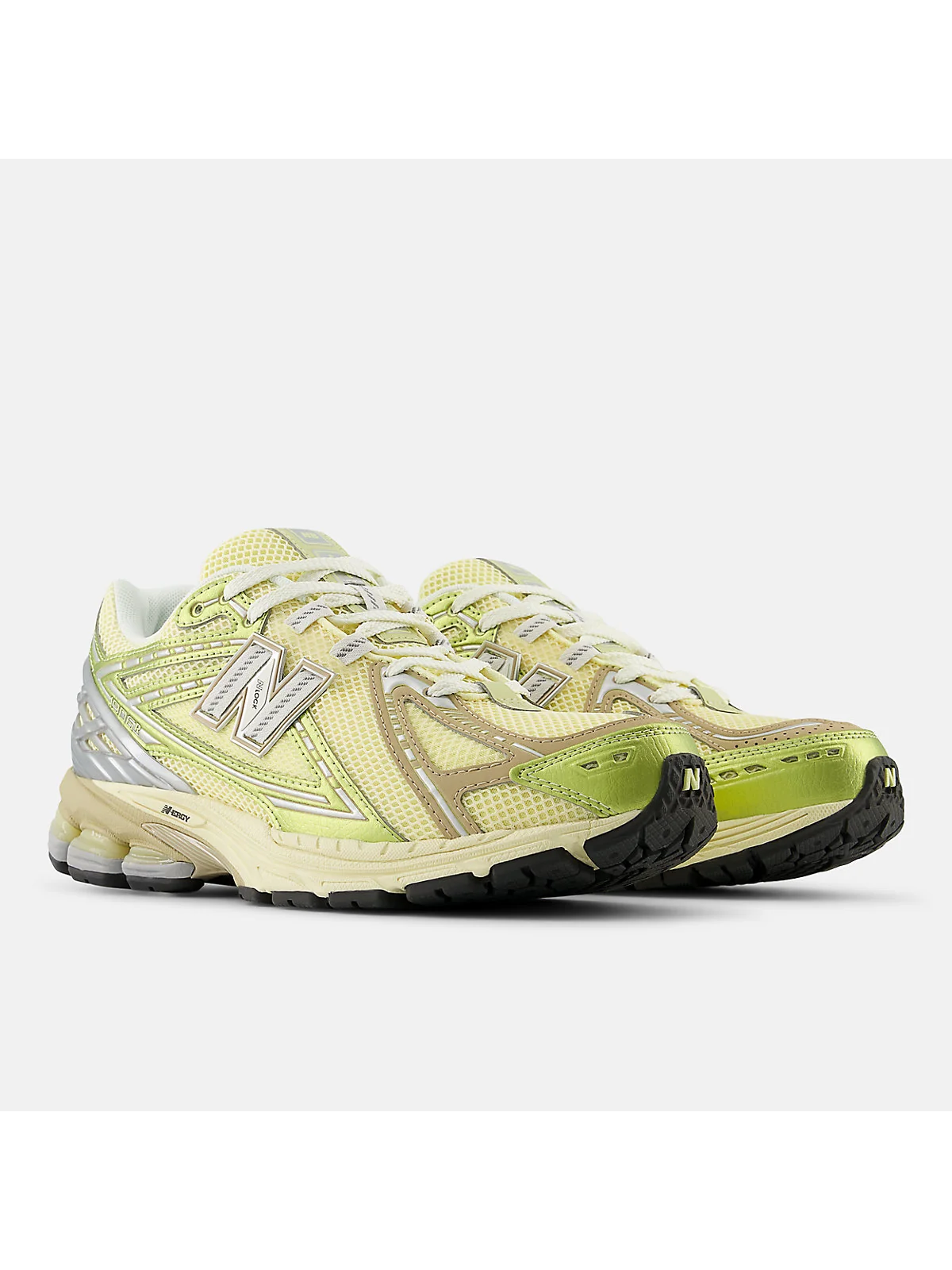Кроссовки New Balance 1906R с чёрной сеткой и серебристо-розовыми вставками, другой угол.