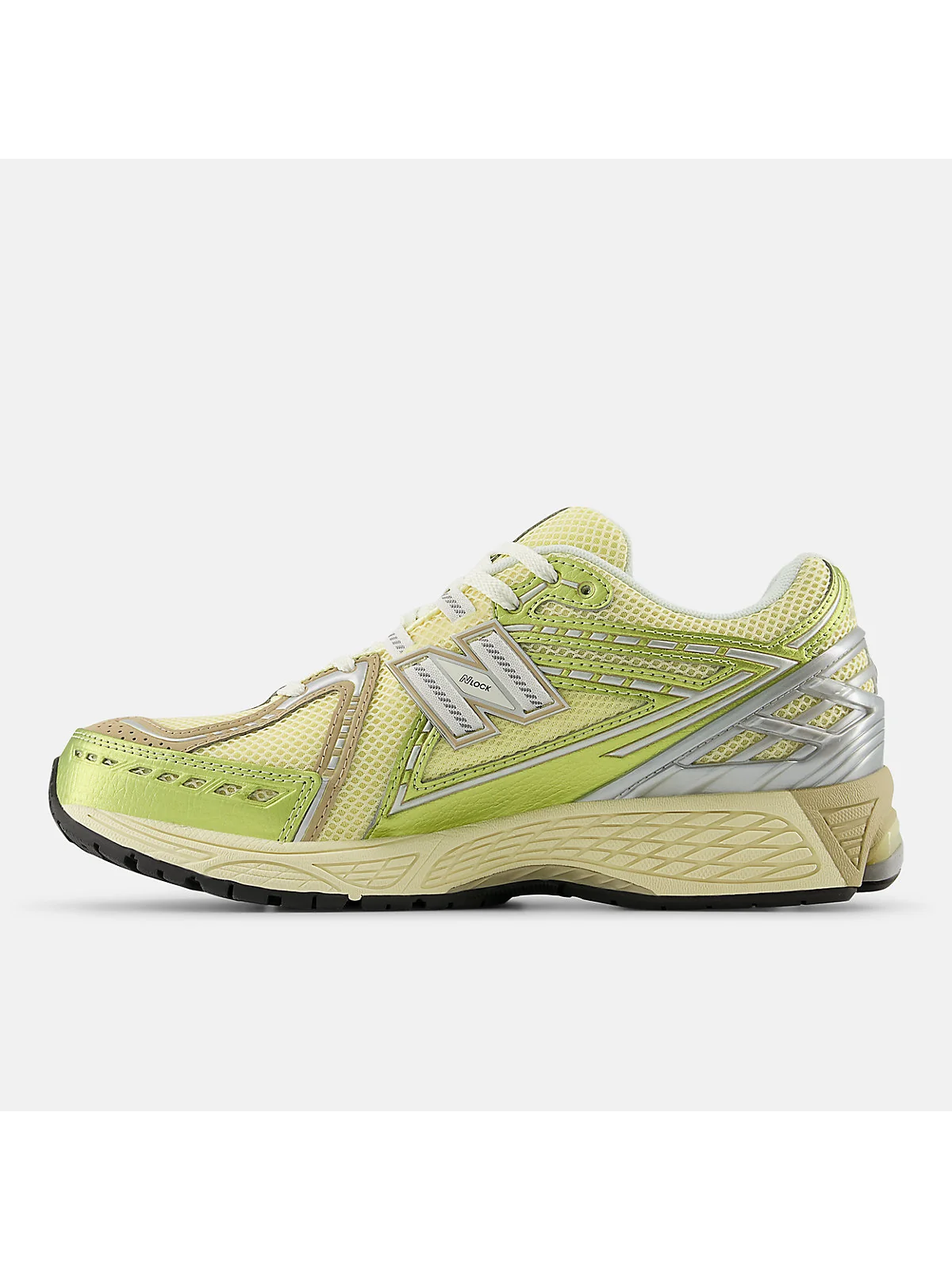 Серебристо-розовые кроссовки New Balance 1906R, белая подошва с амортизацией, вид сзади.