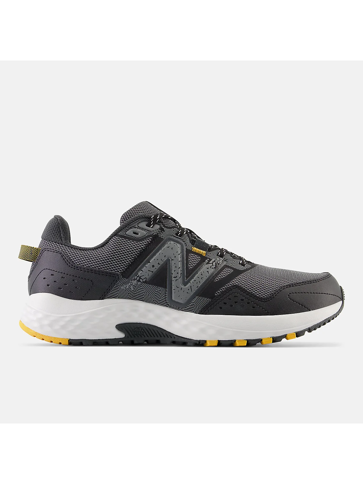 Чёрные кроссовки New Balance 410v8 с серым мидсолем, вид сбоку.