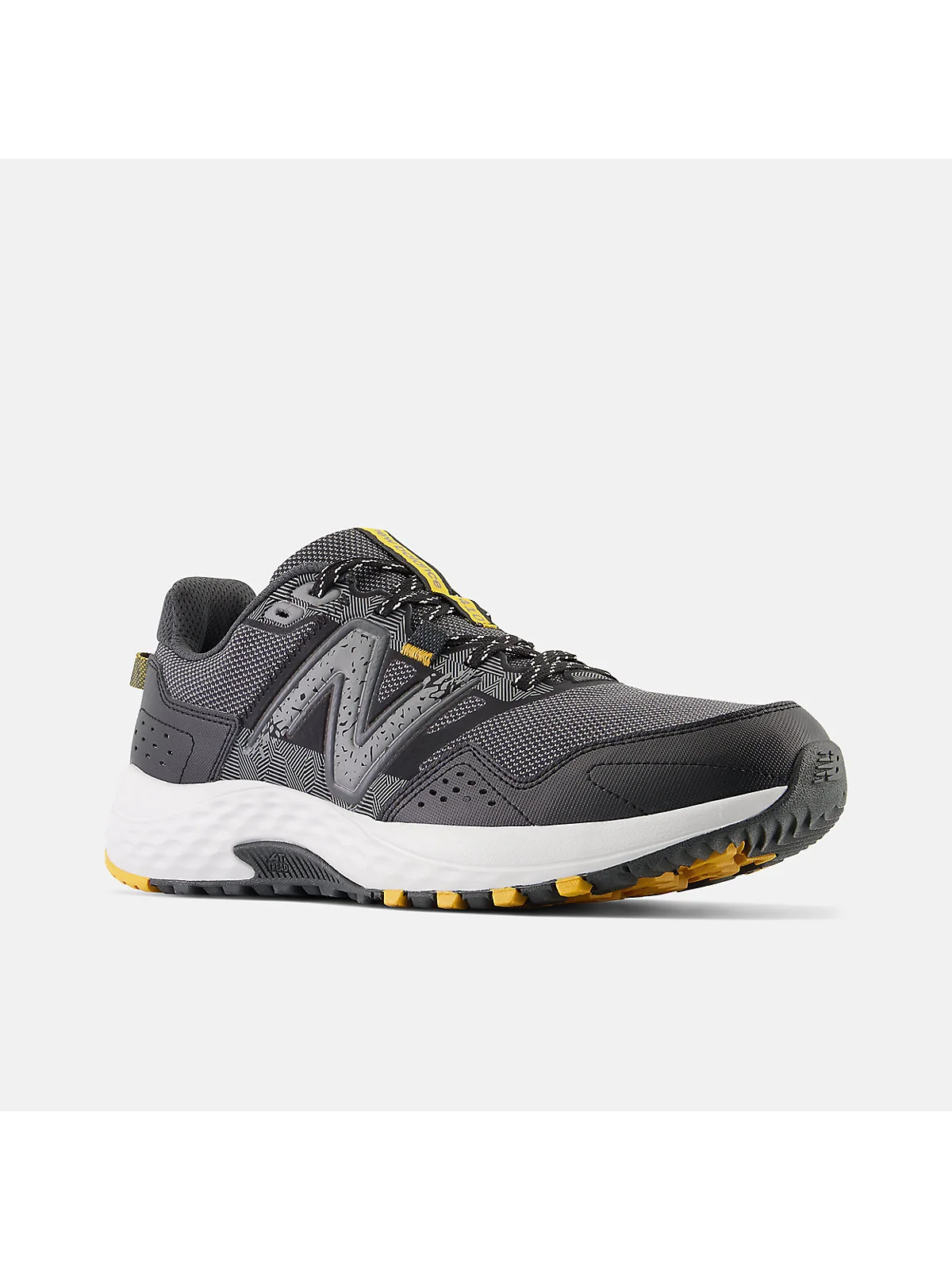 Тёмно-серые трейловые кроссовки New Balance 410v8, другой угол обзора.