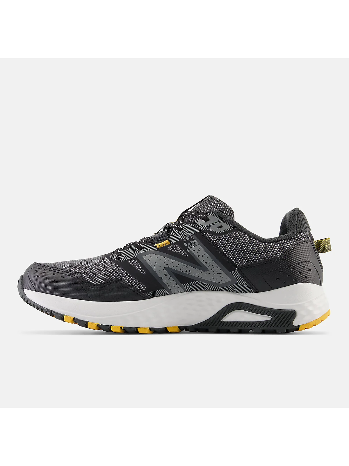 Кроссовки New Balance 410v8 тёмно-серого цвета, вид сзади и сбоку.