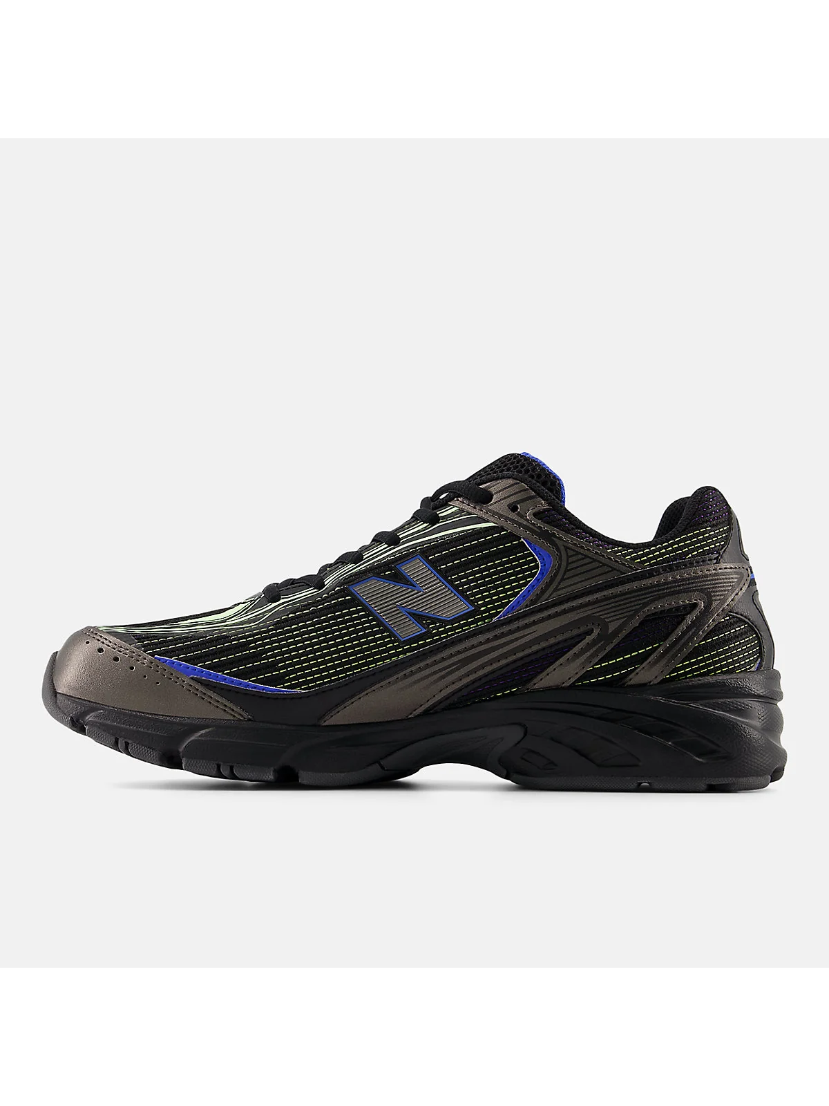 Многоцветные кроссовки New Balance 509 сзади, видна подошва и пятка.