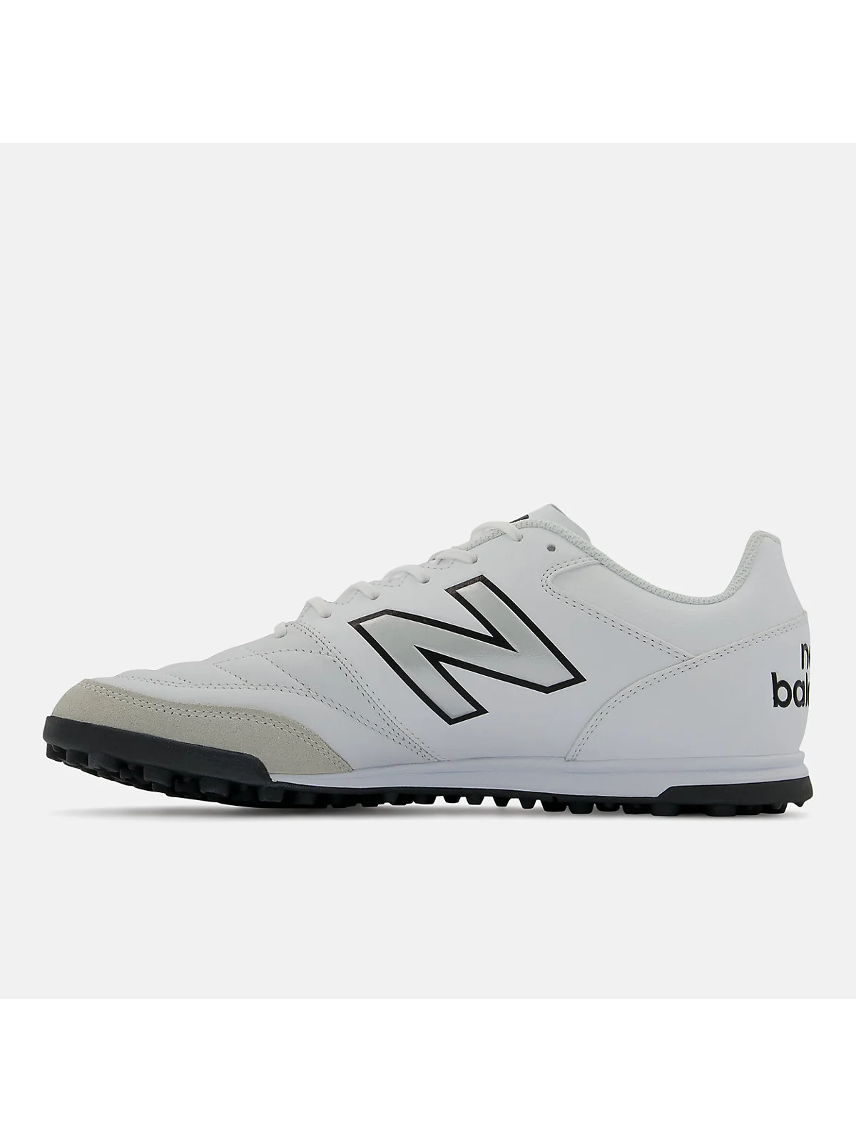 Чёрные бутсы New Balance 442 V2 Team TF на ногах игрока на площадке.