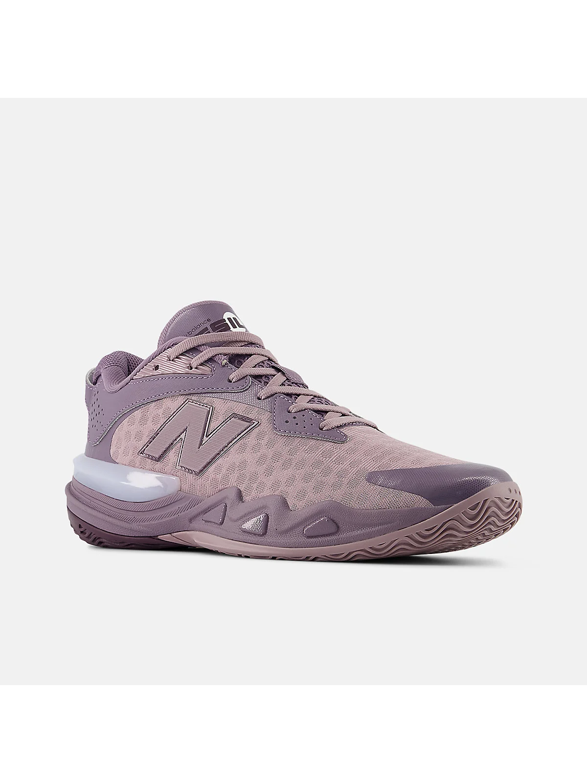 Сиренево-фиолетовые кроссовки New Balance Hesi Low V2, видна подошва.