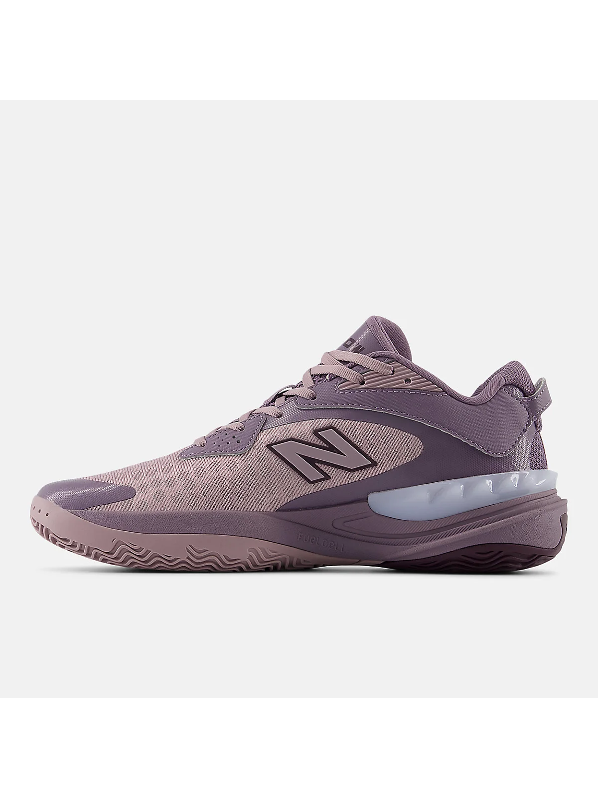 Фиолетовые кроссовки New Balance Hesi Low V2 сзади, видна подошва и пятка.