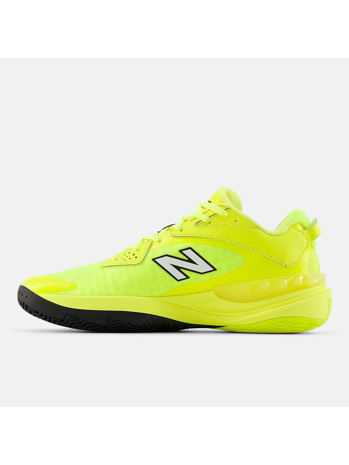 Игрок в красных баскетбольных кроссовках New Balance Hesi Low V2 на площадке.