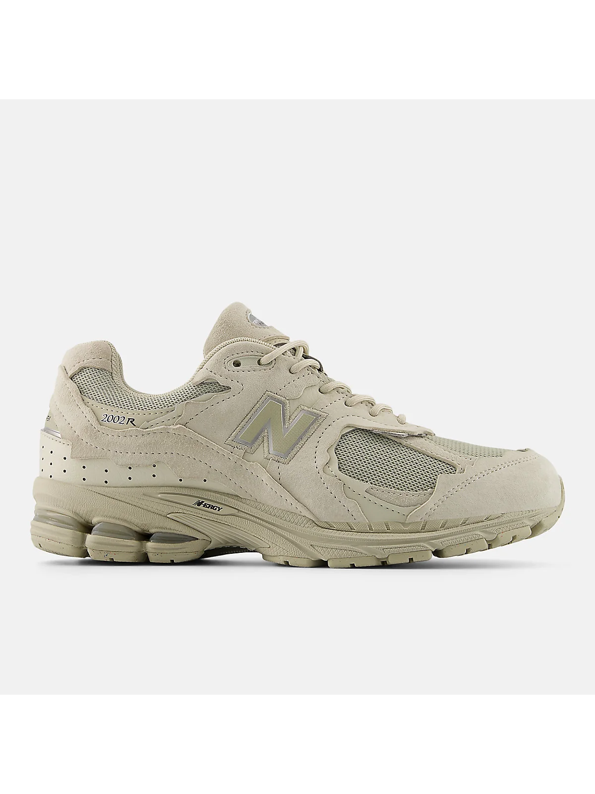 Белые ретро-кроссовки New Balance 2002DX с серебристыми вставками, вид сбоку.