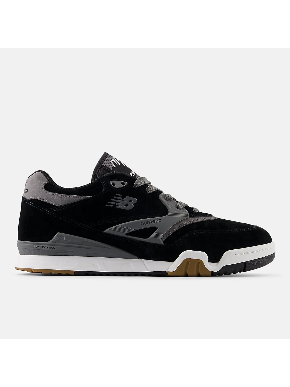 Чёрно-серые кроссовки New Balance 770 с белой подошвой, вид сбоку.