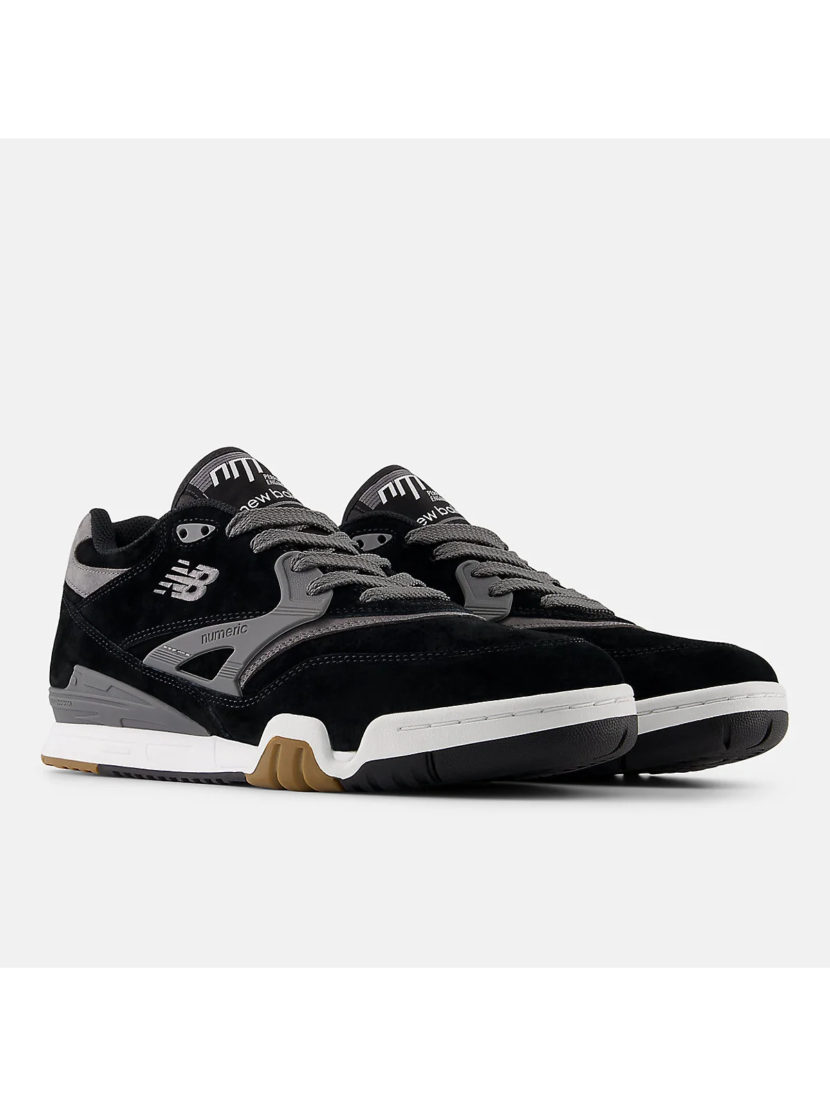 Чёрно-серые кроссовки New Balance 770 с белым воротником, трёхчетвертной вид.