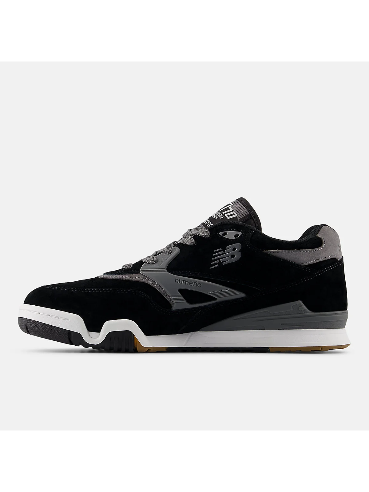 Крупный план замши и сеточной вставки на чёрных кроссовках New Balance 770.