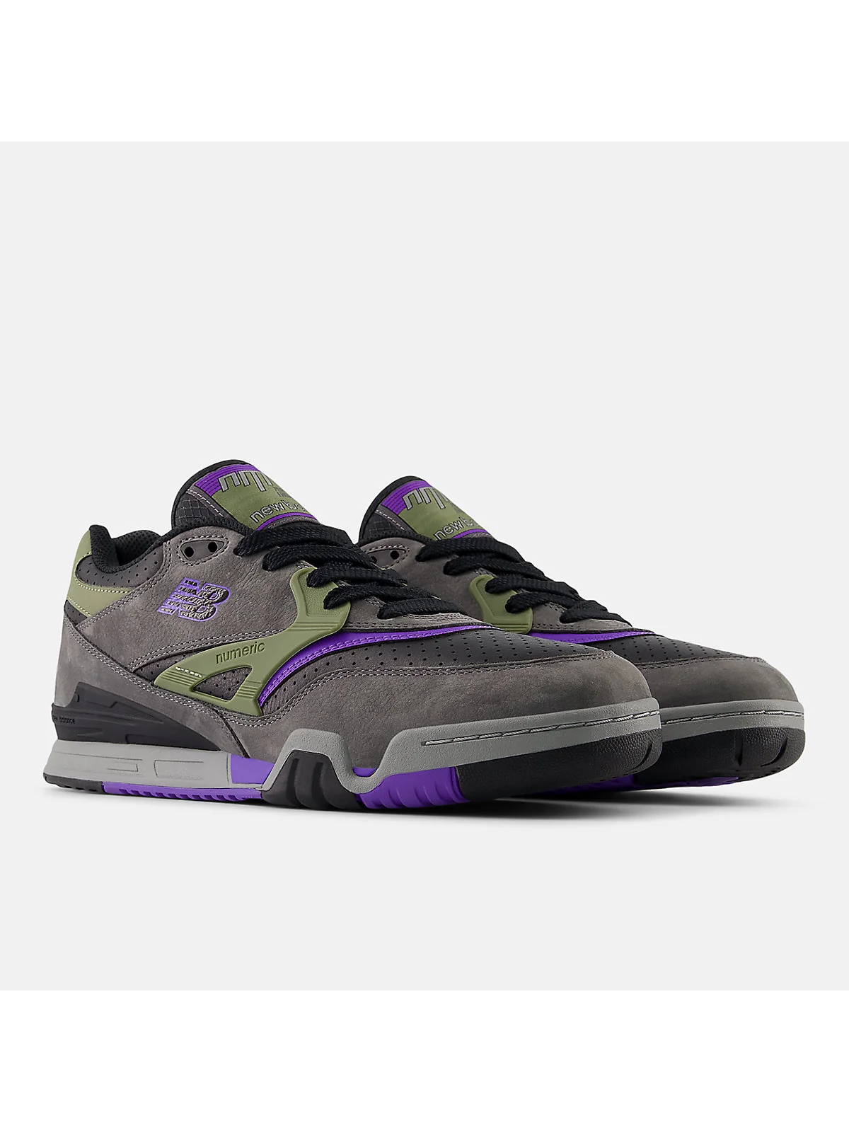 Серые кроссовки New Balance 770 с фиолетовыми акцентами, фронтальный вид.