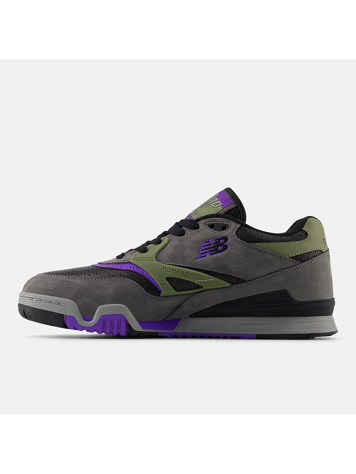 Боковой профиль серых кроссовок New Balance 770 с деталями конструкции.