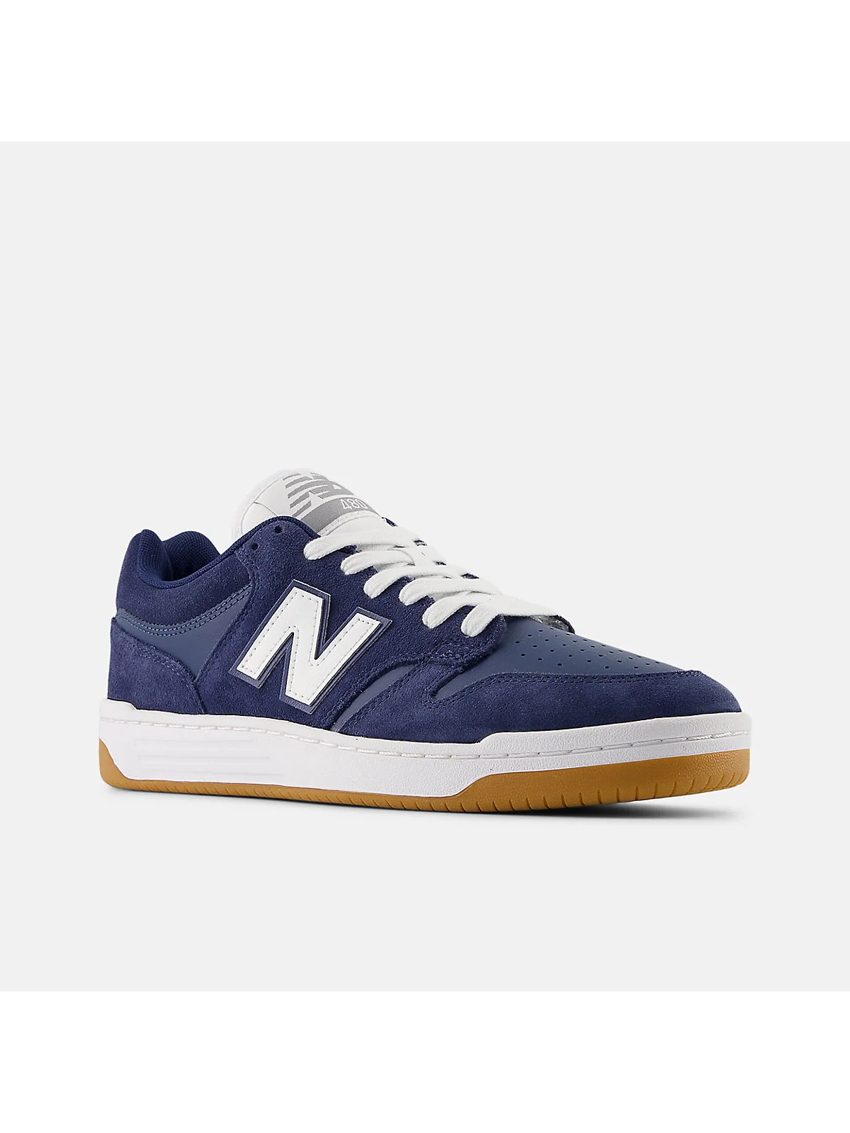 Тёмно-синие кроссовки New Balance 480, фронтальный ракурс с трёхчетвертного угла.