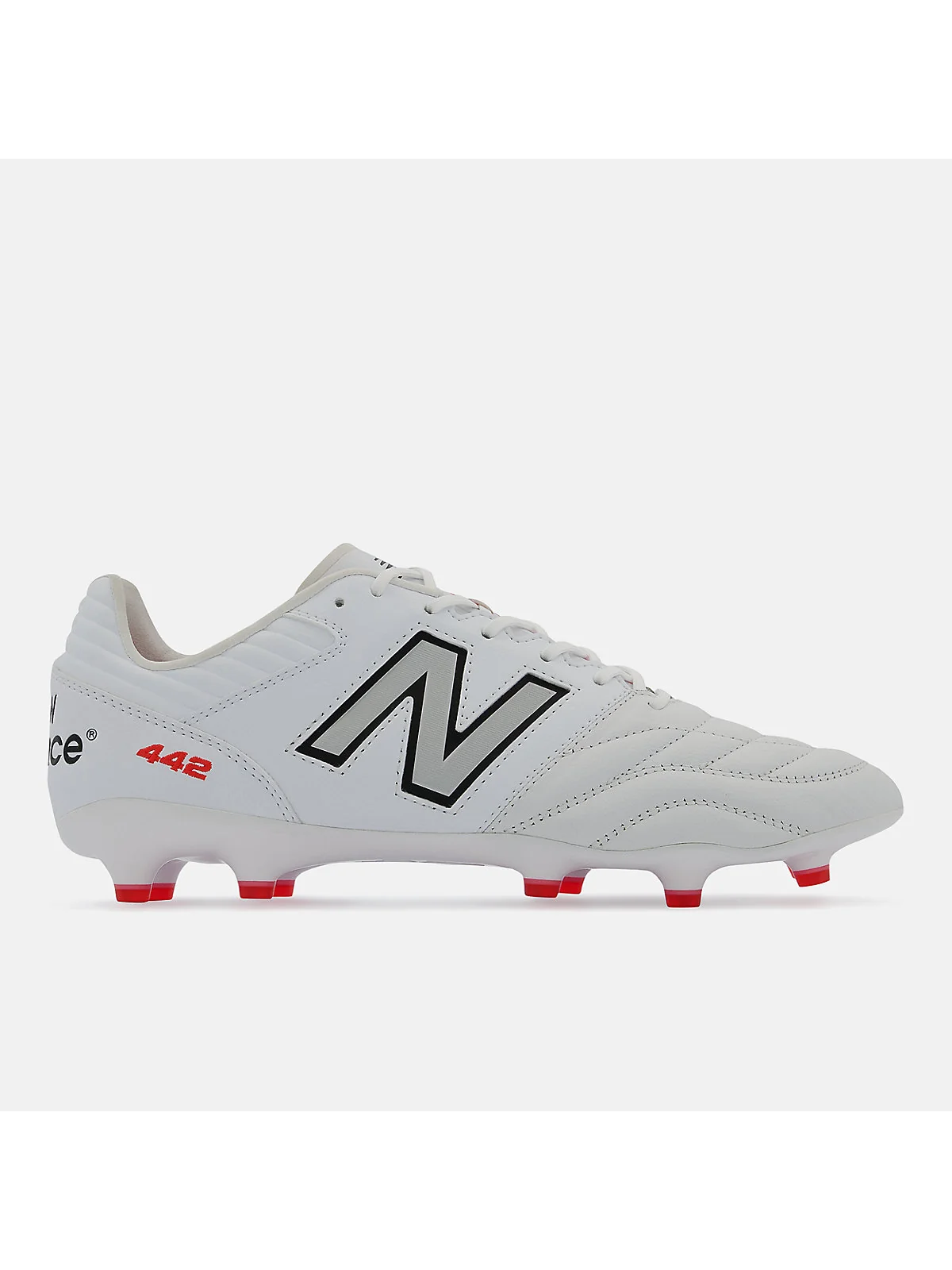 Чёрные футбольные бутсы New Balance 442 PRO FG V2 с красными шипами, вид сбоку.