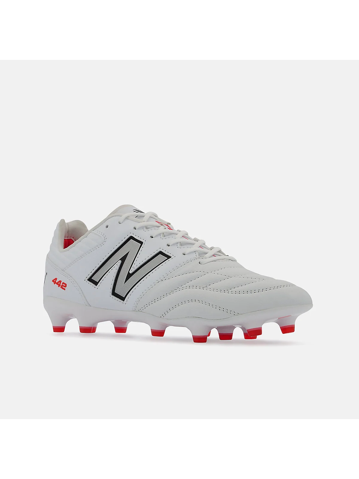 Крупный план шипов и подошвы чёрных бутс New Balance 442 PRO.