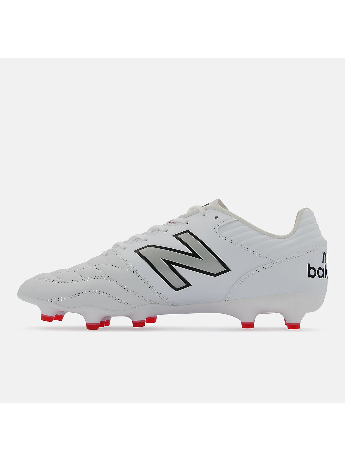 Фронтальный вид чёрных футбольных бутс New Balance 442 с красной отделкой.