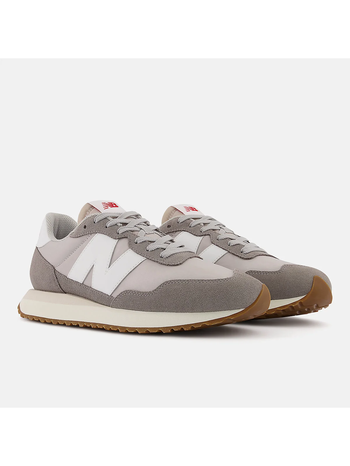 Чёрно-серые кроссовки New Balance 237, фронтальный ракурс с мульти-текстурным верхом.