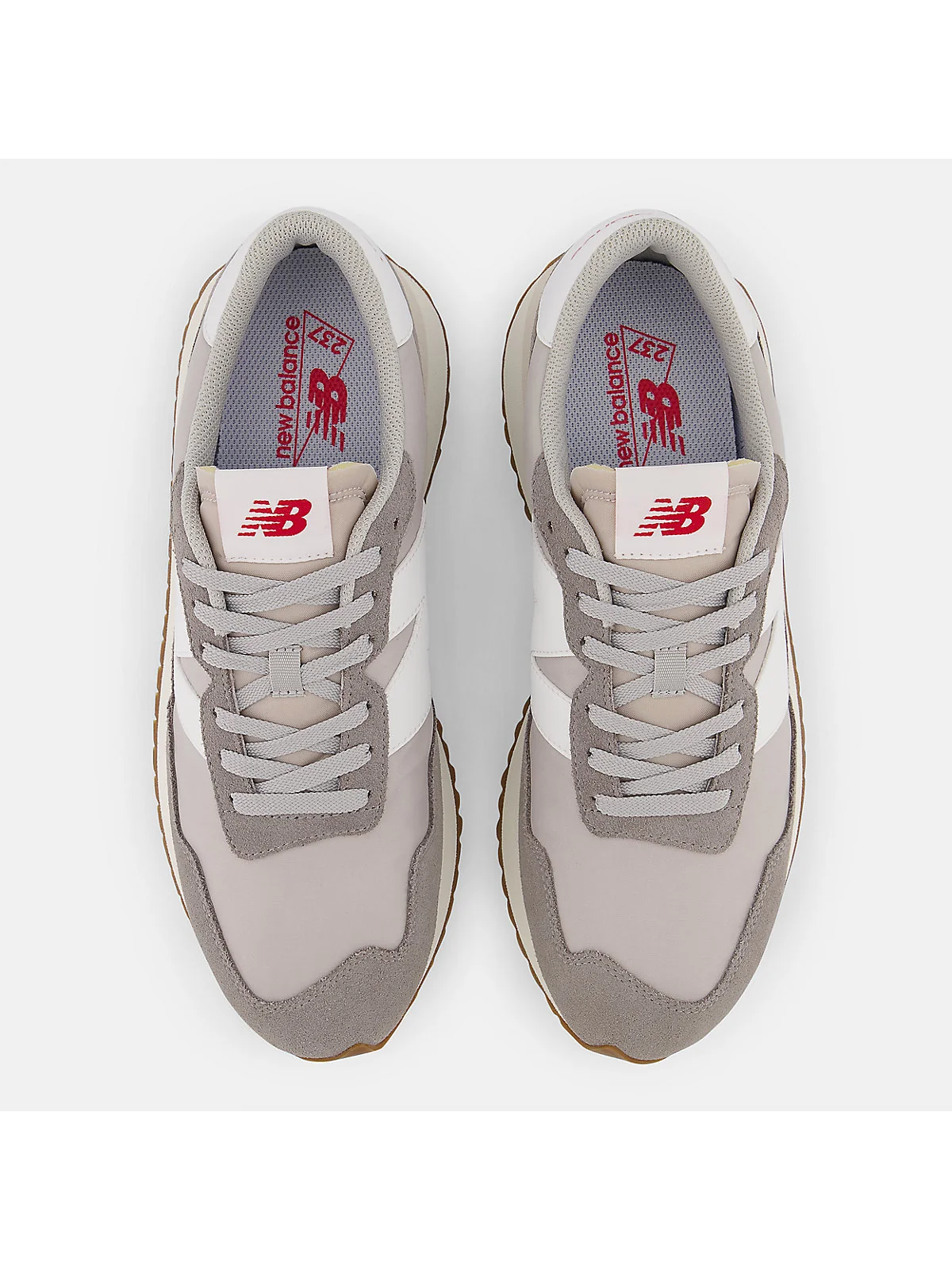 Вид сверху чёрных кроссовок New Balance 237 с текстурой материалов.