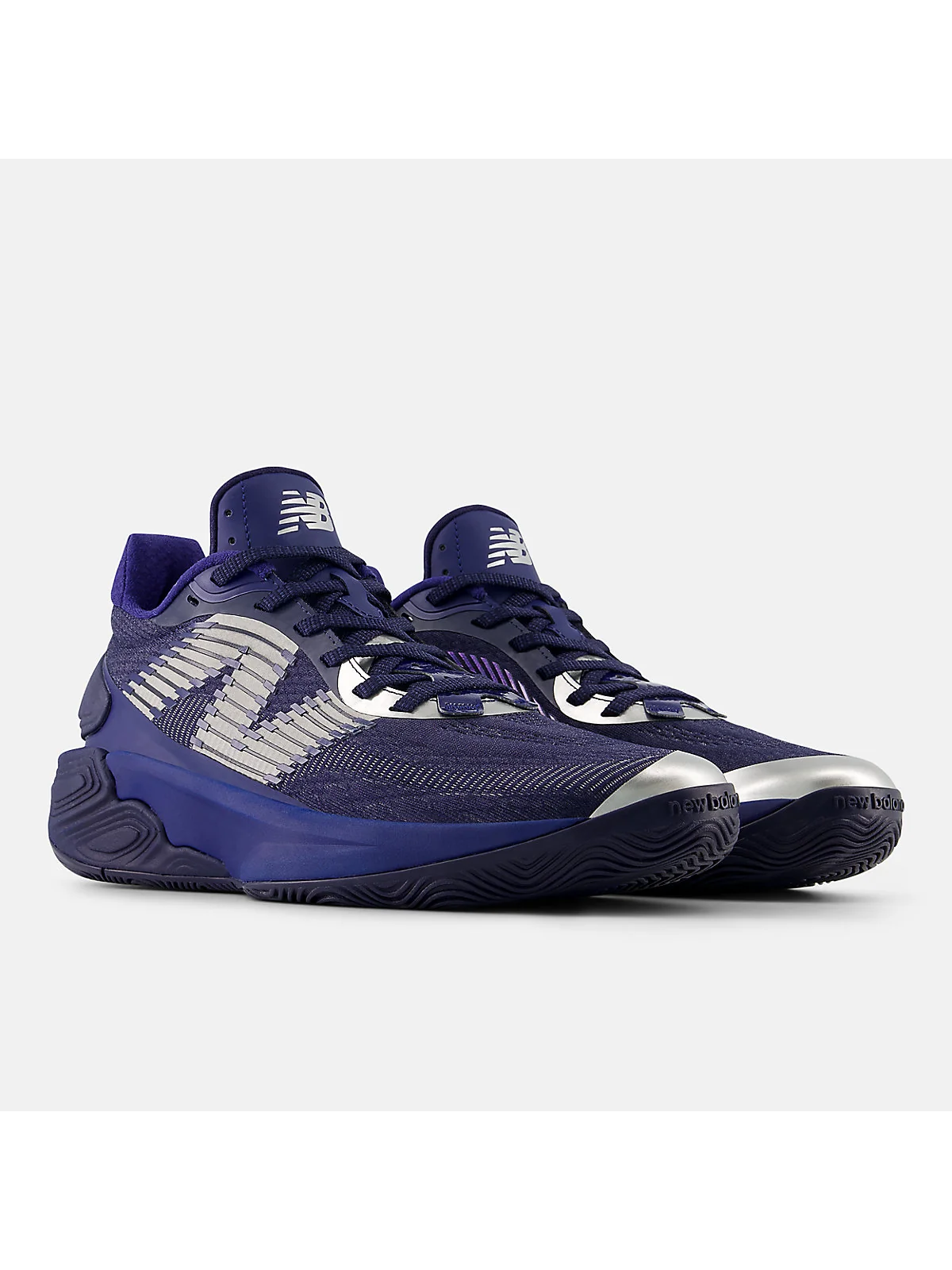 Верх кроссовок New Balance Two WXY V5, видна текстура меша и серебристые полоски.