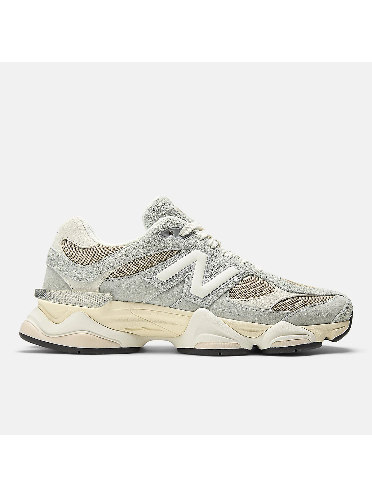 Кроссовки New Balance 9060 серого цвета с кремовой подошвой, вид сбоку.
