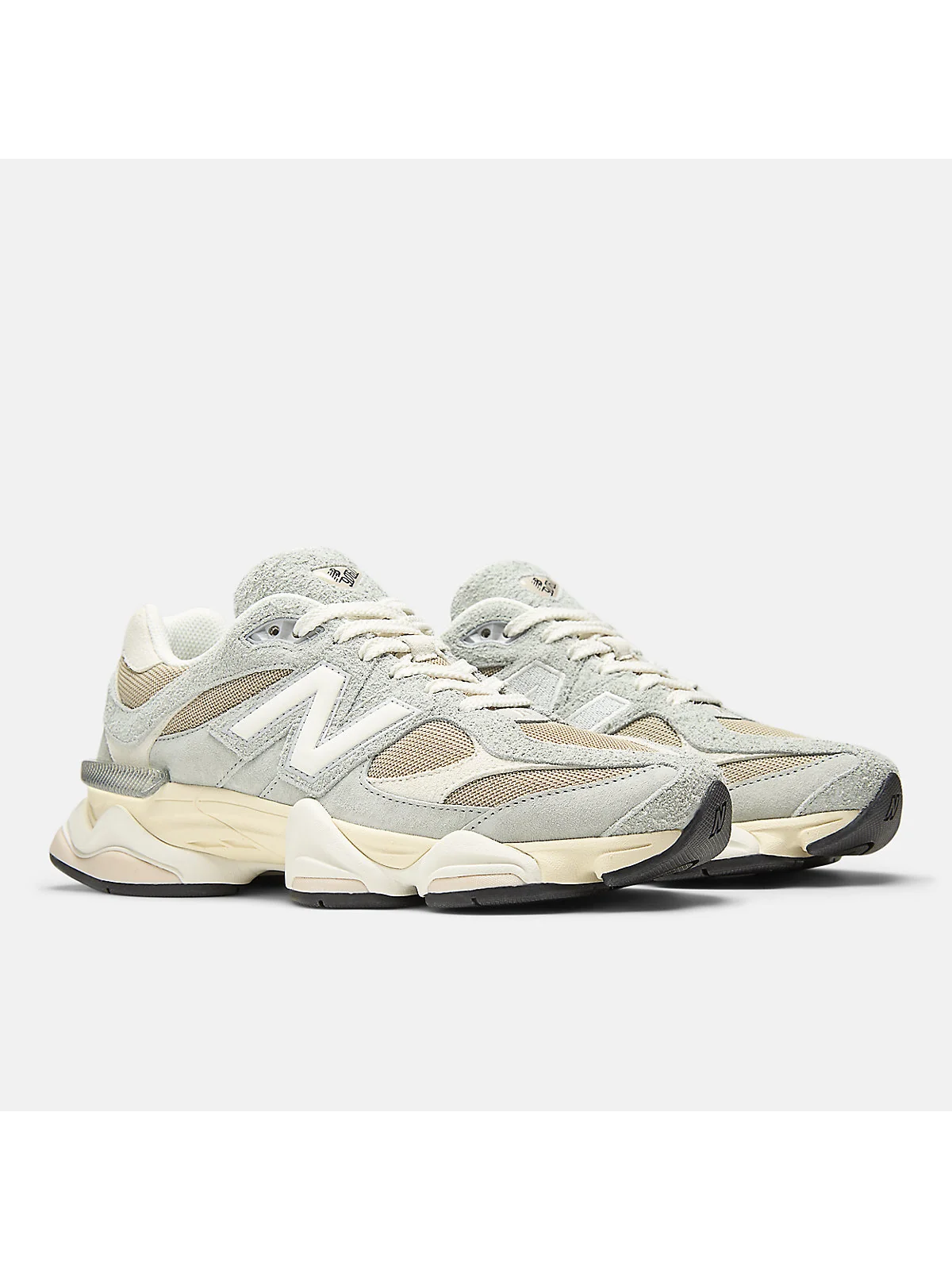 Верх кроссовок New Balance 9060, видна текстура материала и строчка.