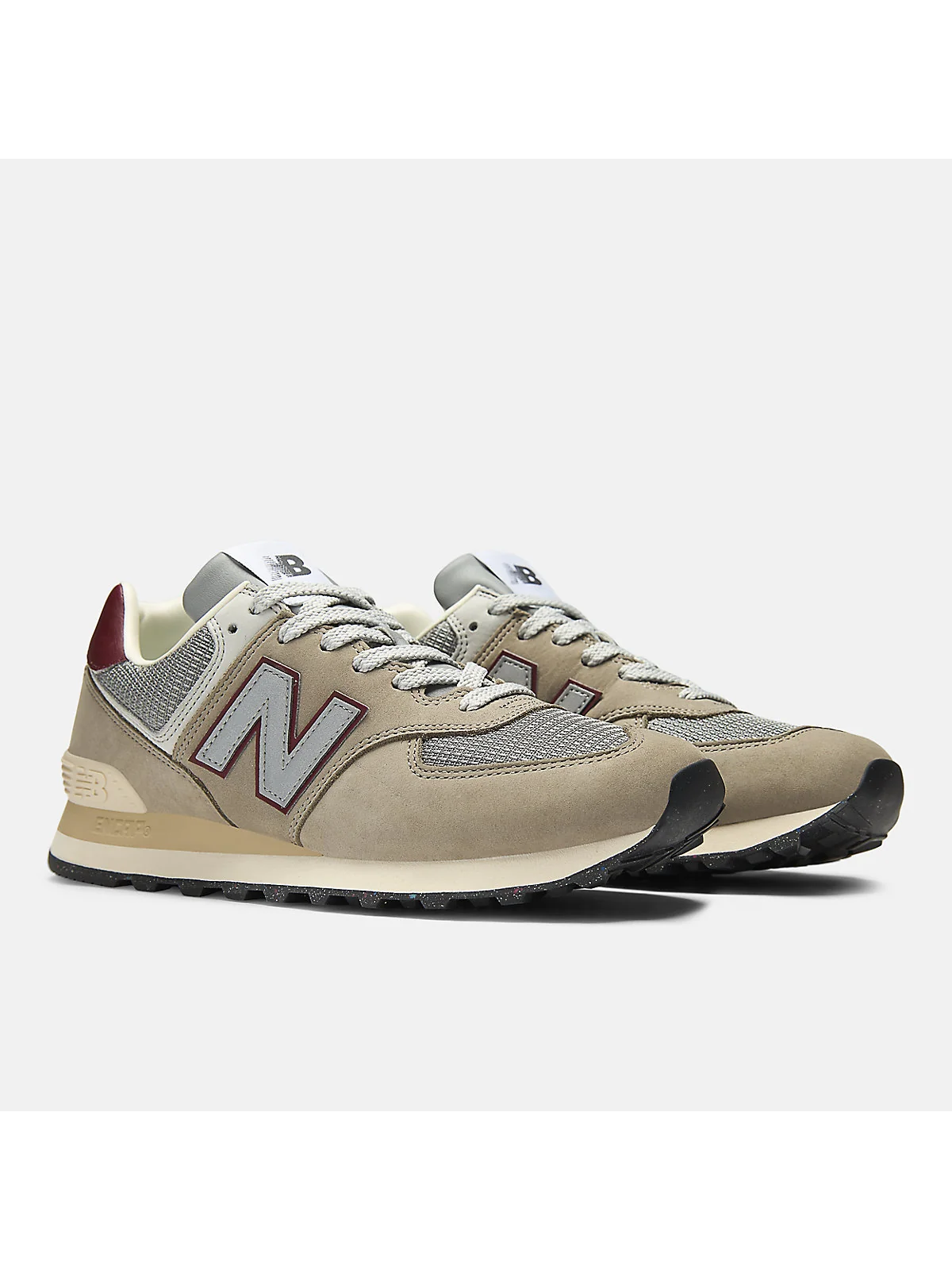 Верх кроссовок New Balance 574, видна текстура сетки и замши.