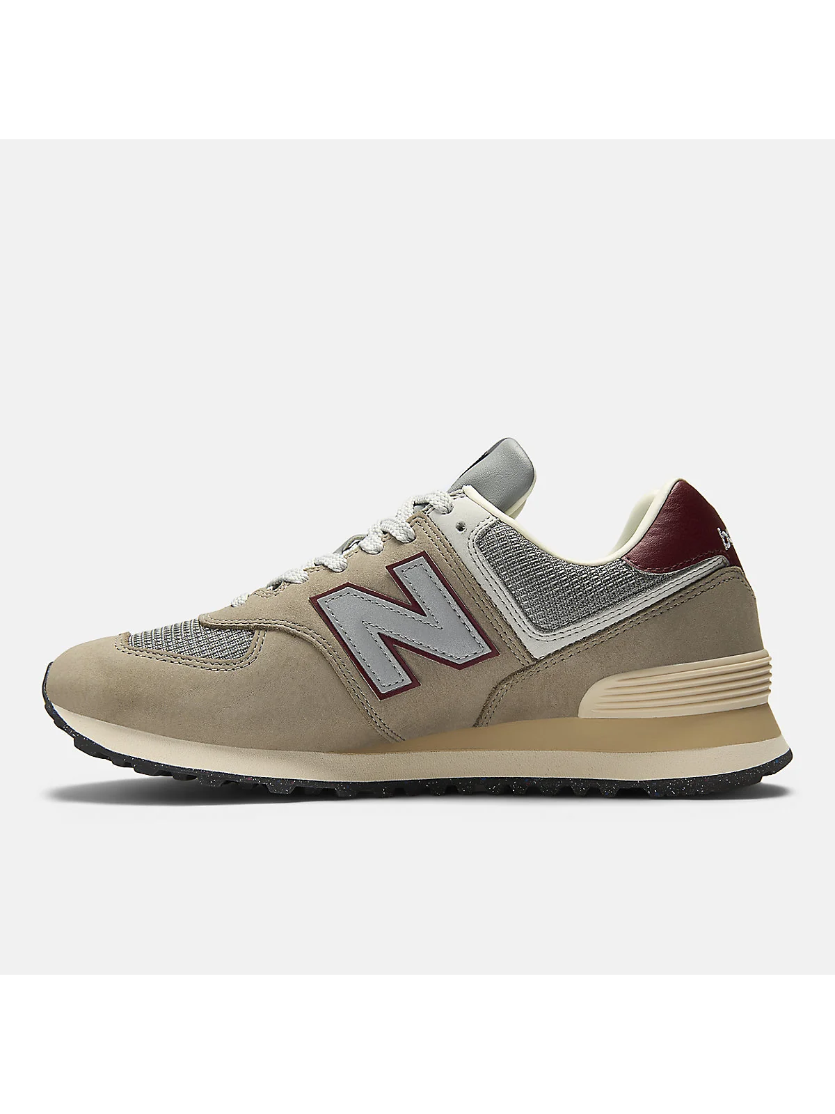 Чёрные кроссовки New Balance 574, вид спереди, видна форма и синие акценты.