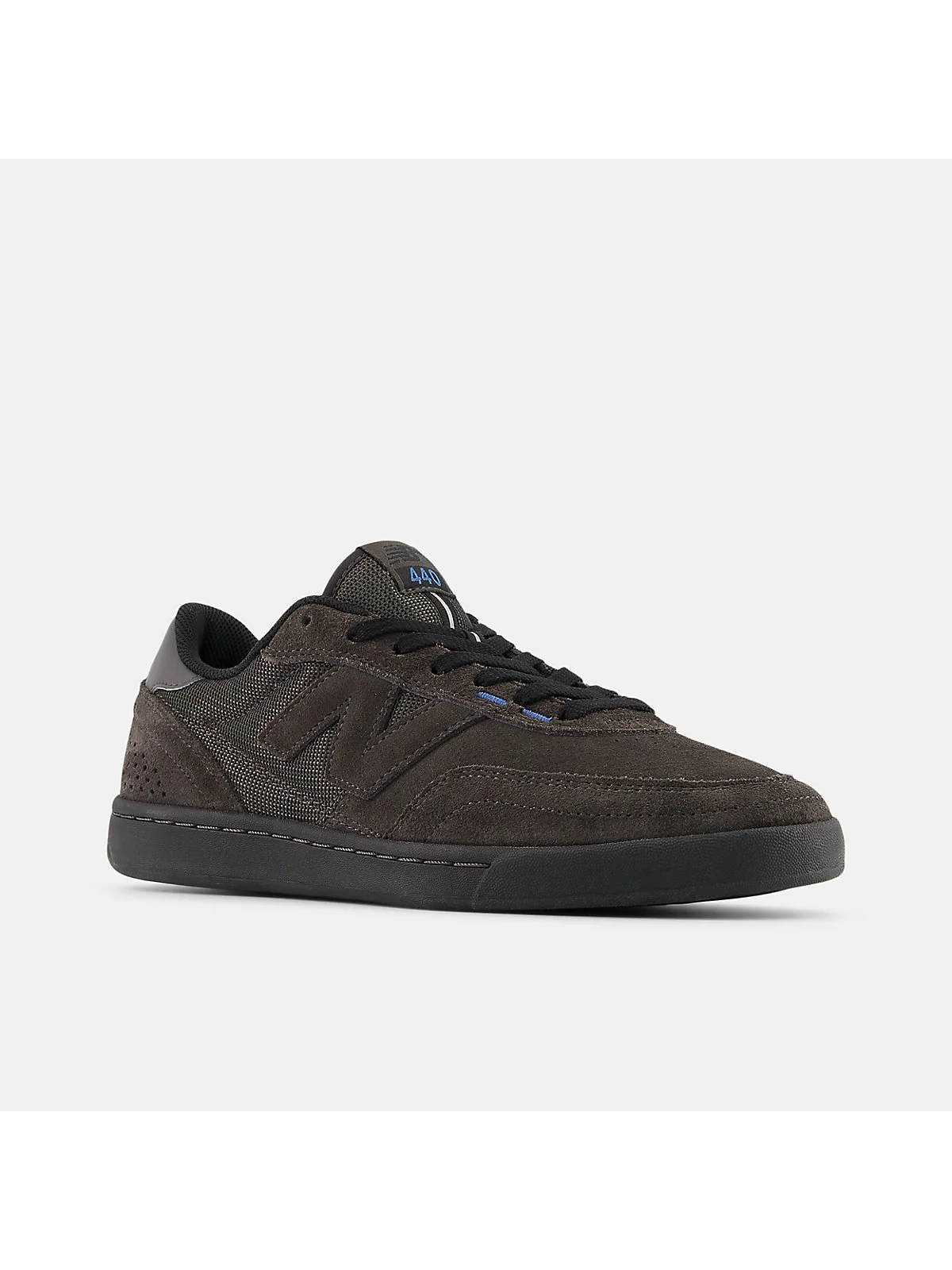 Кроссовки New Balance белые с чёрным, вид три четверти спереди.