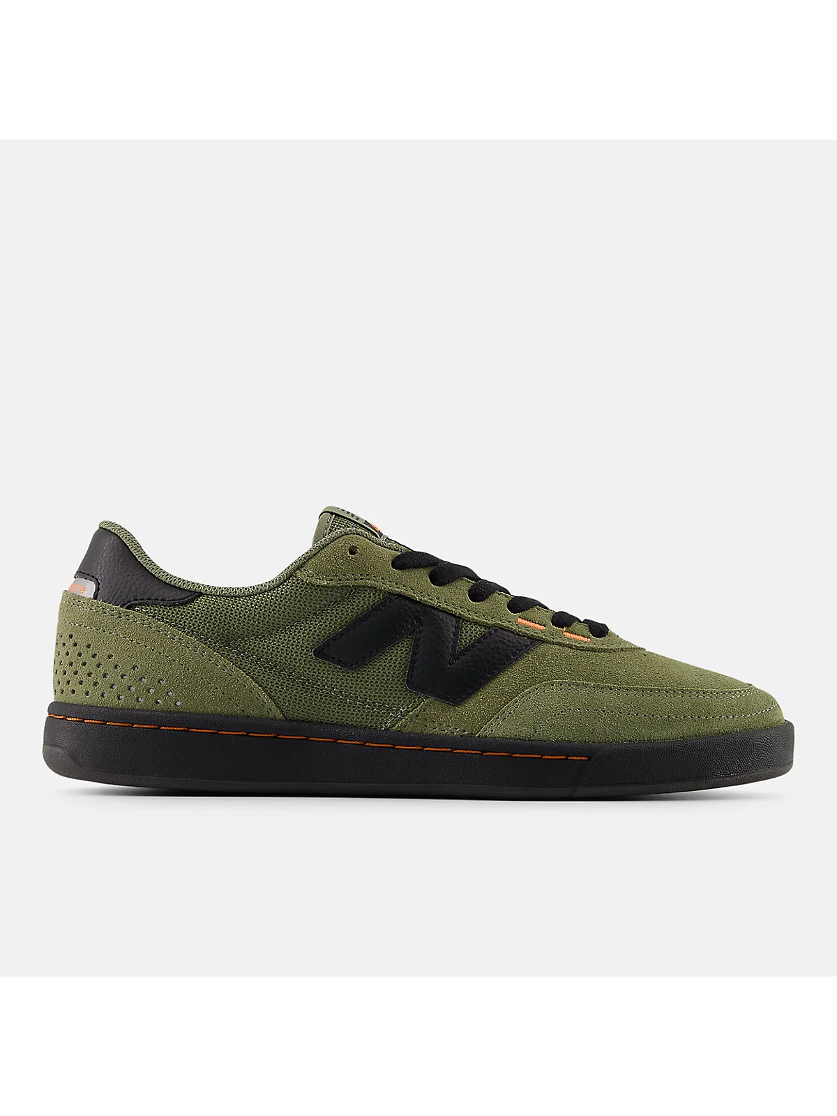 Чёрные кроссовки New Balance 440 V2 с оранжевой пяткой, вид сбоку.