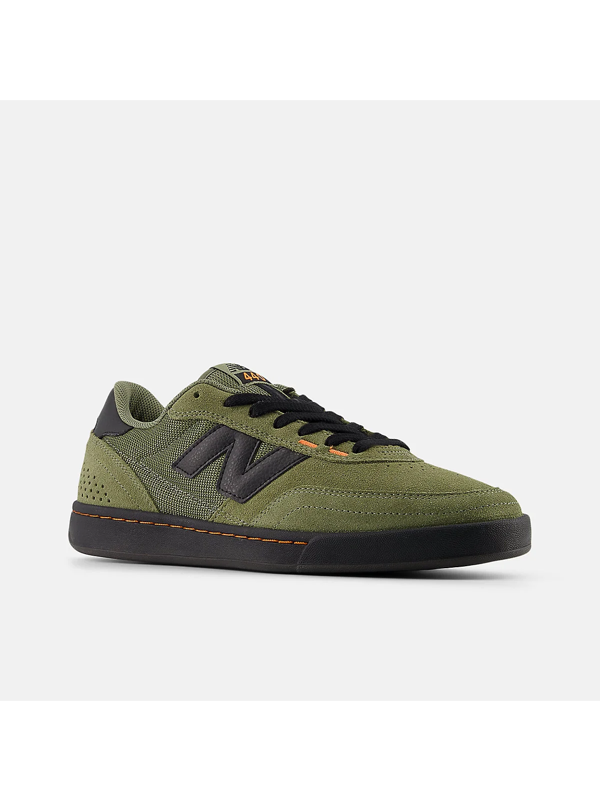 Чёрные кроссовки New Balance с раскрытым язычком и белыми шнурками.