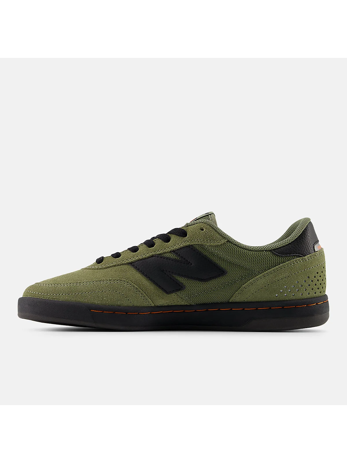 Вид подошвы чёрных кроссовок New Balance с оранжевой пяткой и бежевым крепом.