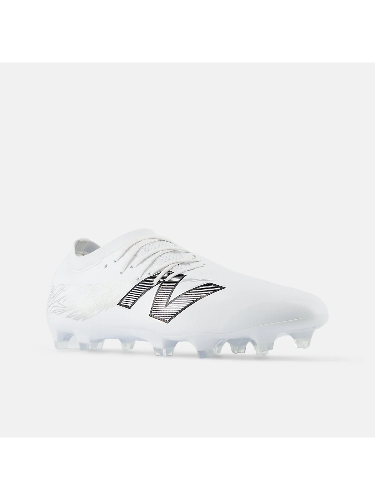 Вид сзади чёрных бутс New Balance, видны шипы и задник.