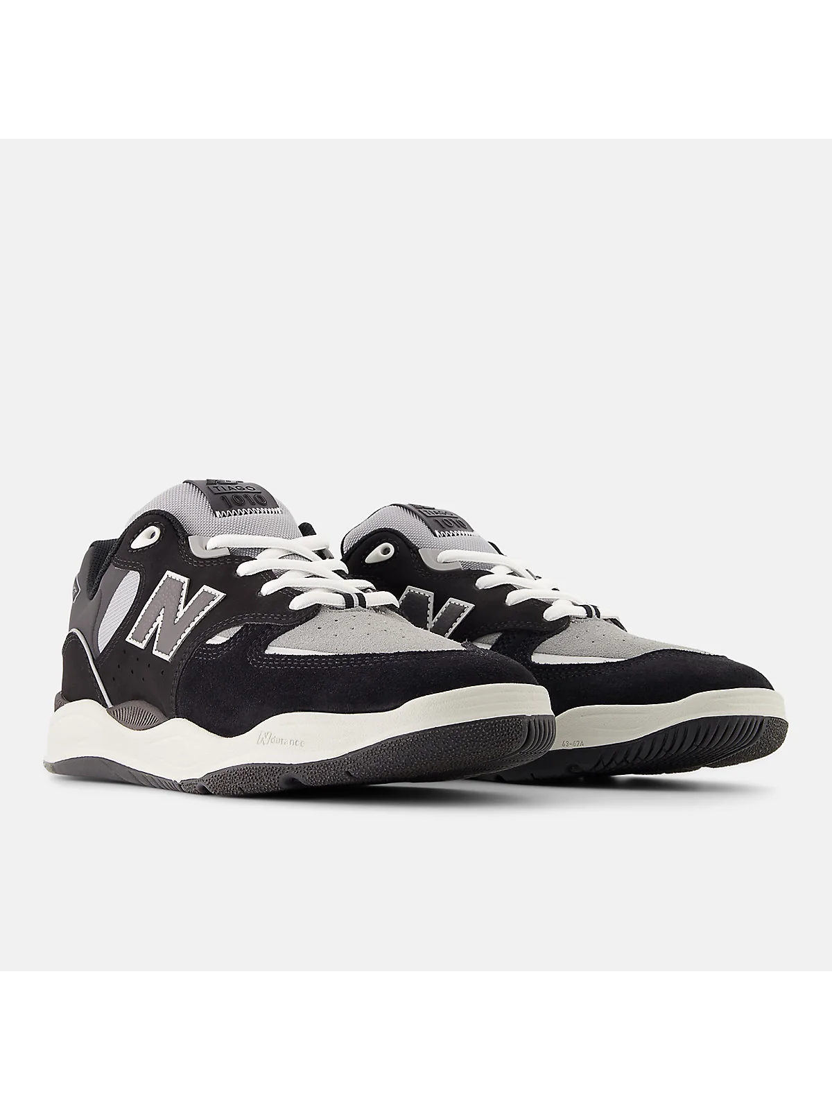Оранжевые кроссовки New Balance с раскрытым язычком, вид спереди-сбоку.