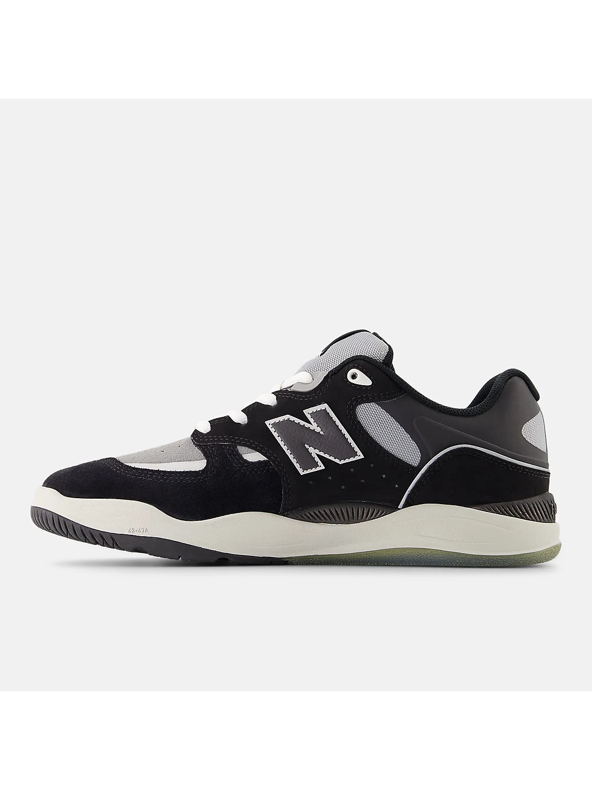 Вид подошвы оранжевых кроссовок New Balance с коричневым каучуком и кремовой основой.