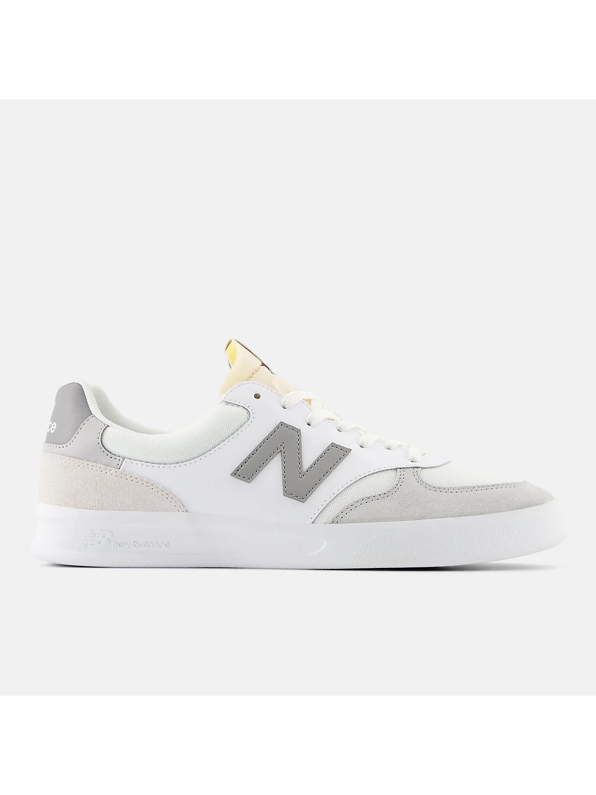 Белые кроссовки New Balance 300 Court с серым, вид спереди