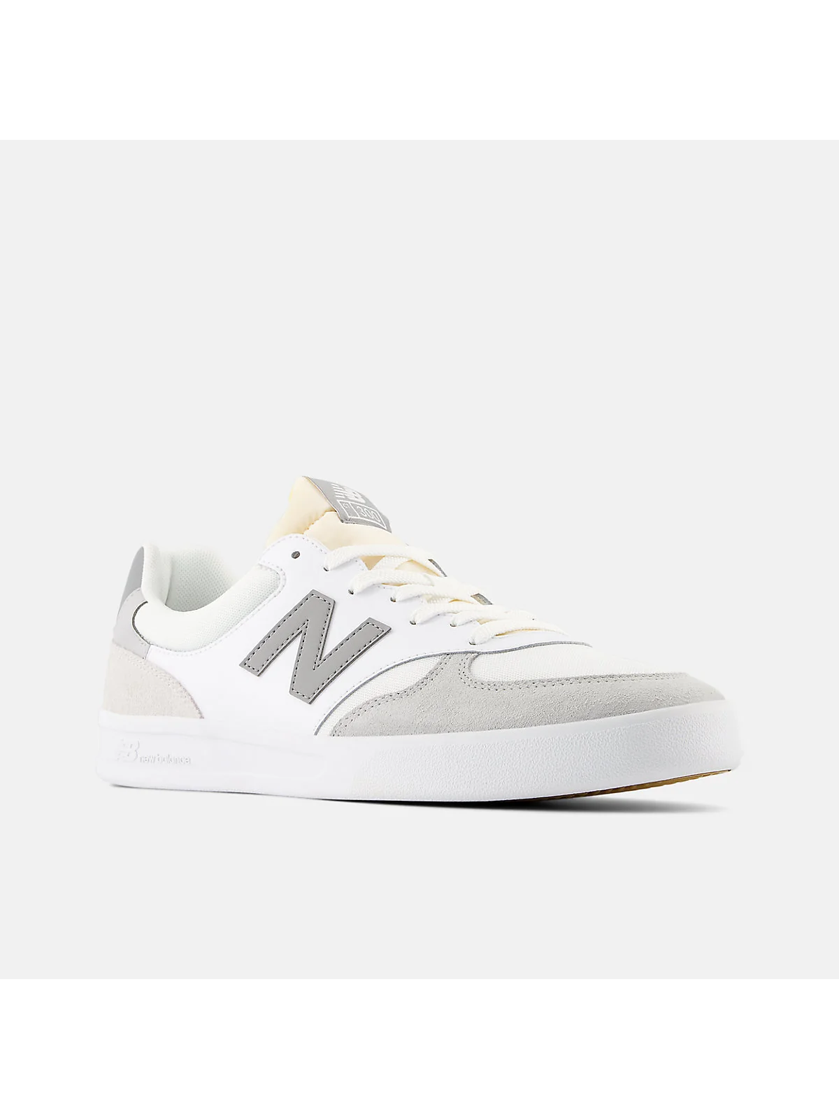 Кроссовки New Balance 300 Court, боковой ракурс с серыми вставками