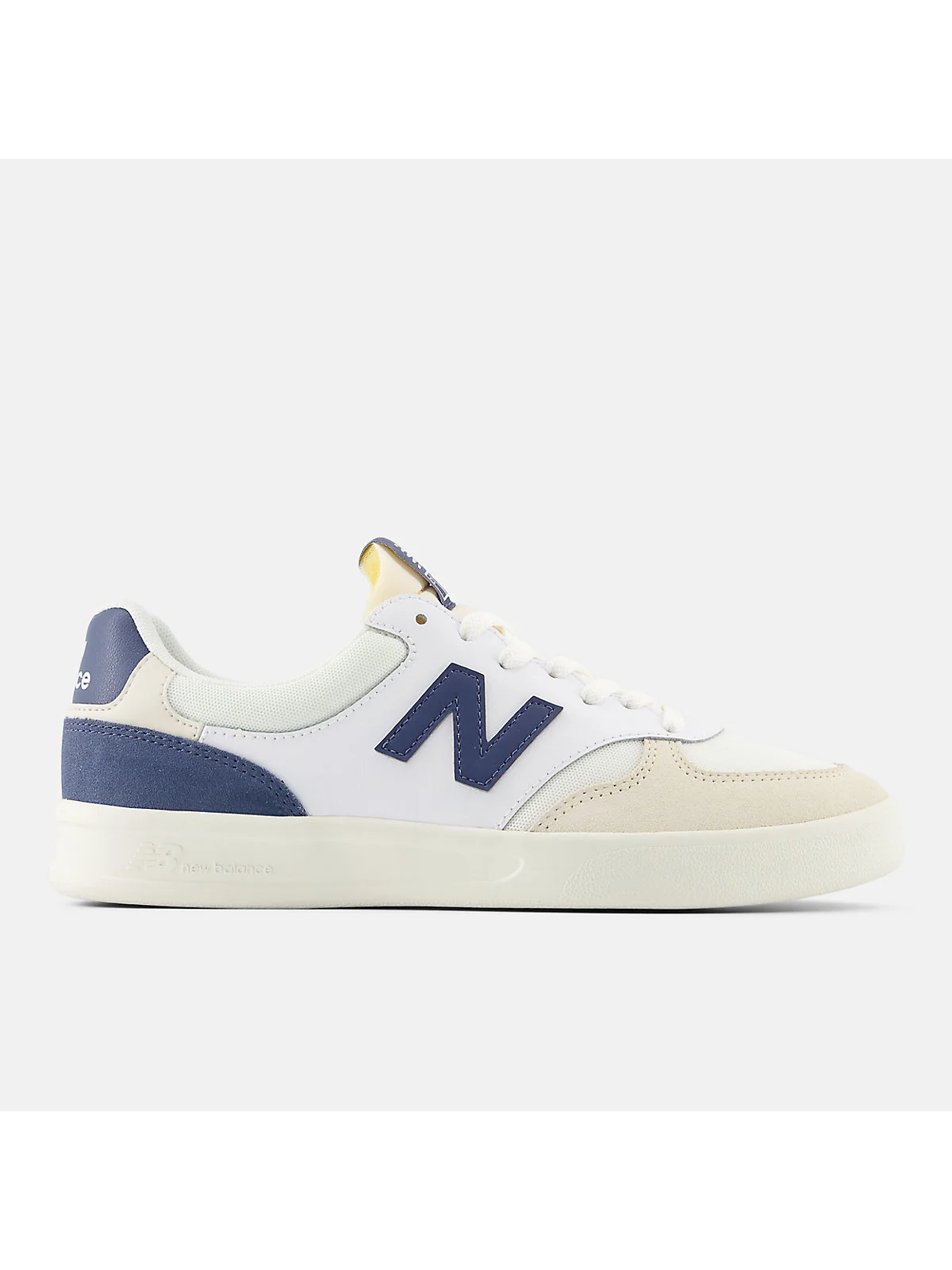 Белые кроссовки New Balance 300 Court с синим и бежевым, вид спереди