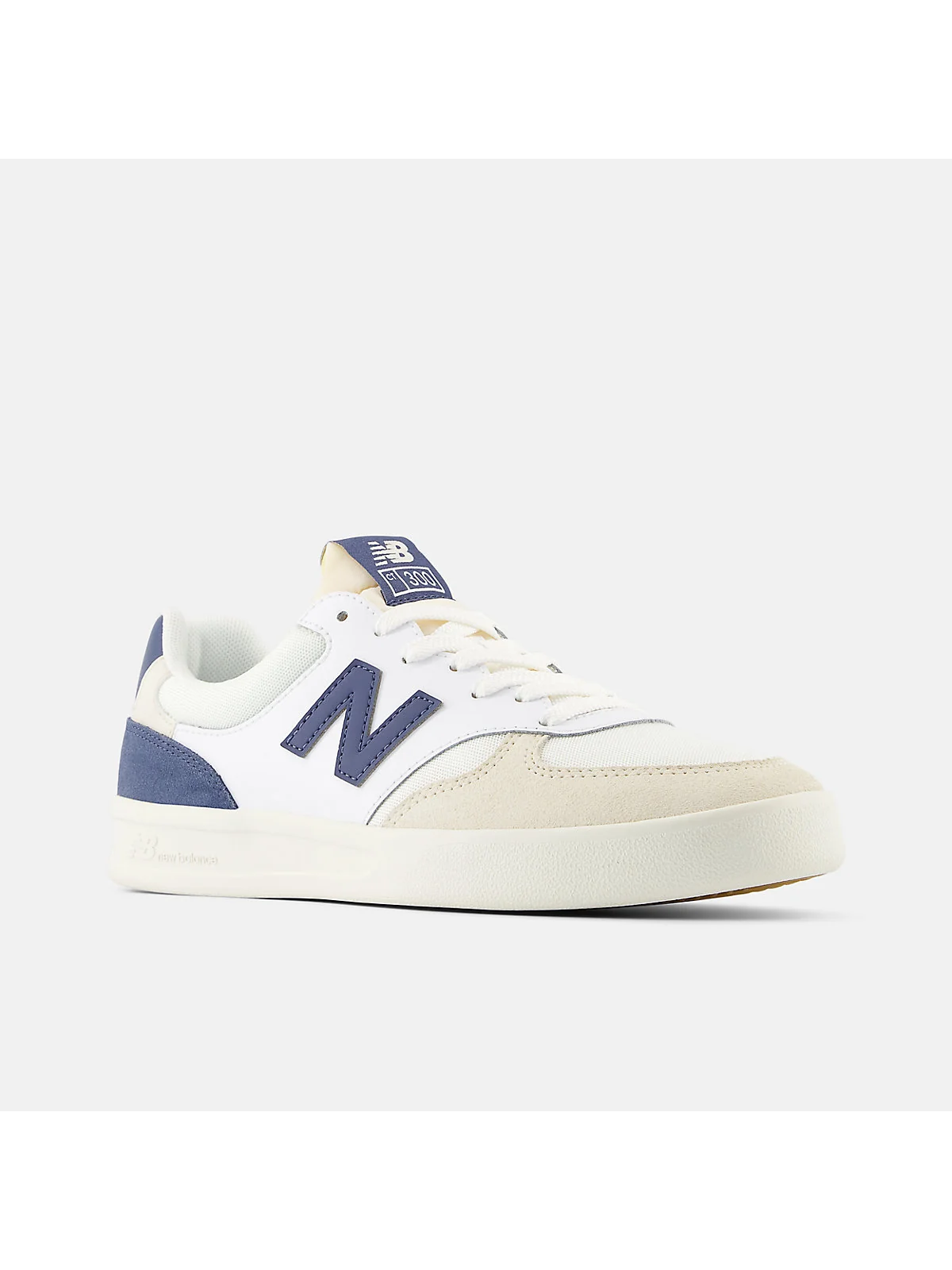 Кроссовки New Balance 300 Court в трёхчетвертном ракурсе с логотипом на пятке