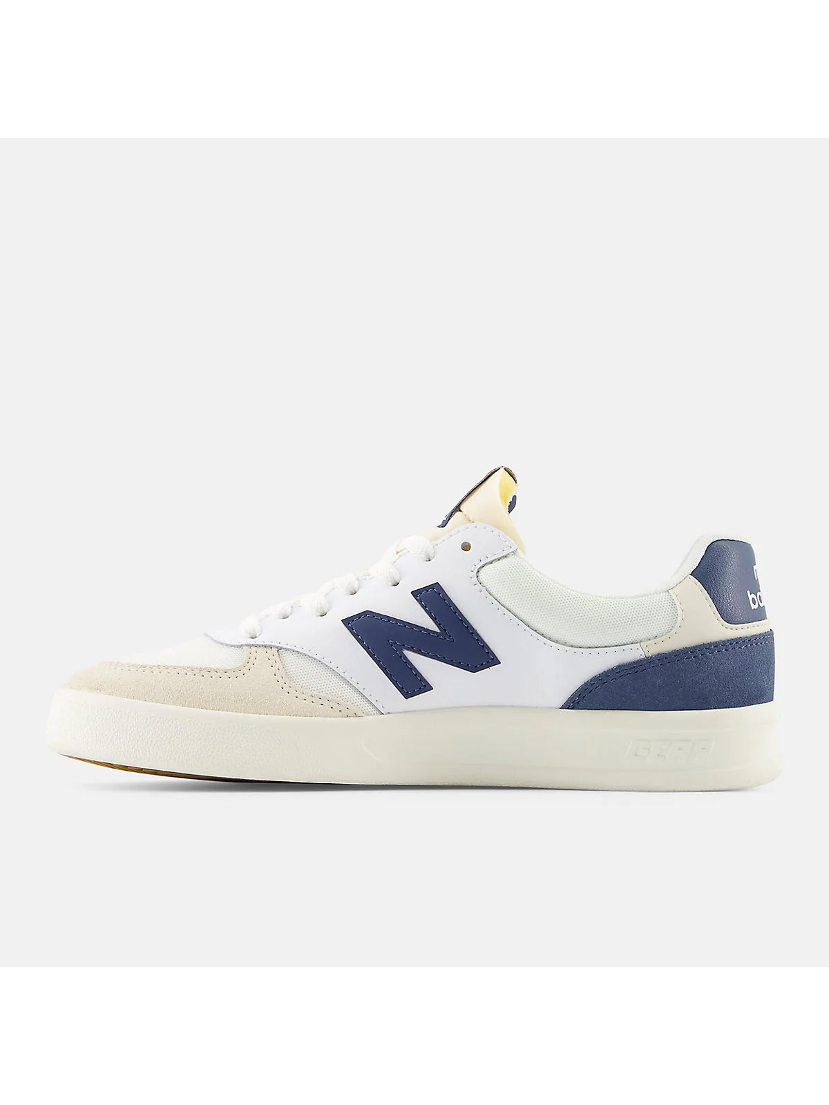 Кроссовок New Balance 300 Court, боковой ракурс с видимой подошвой
